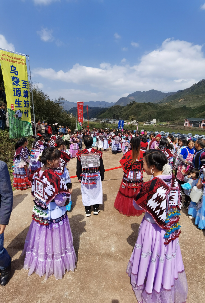 走进大关县木杆镇细沙村,热情好客的乡亲们早已列队欢迎.