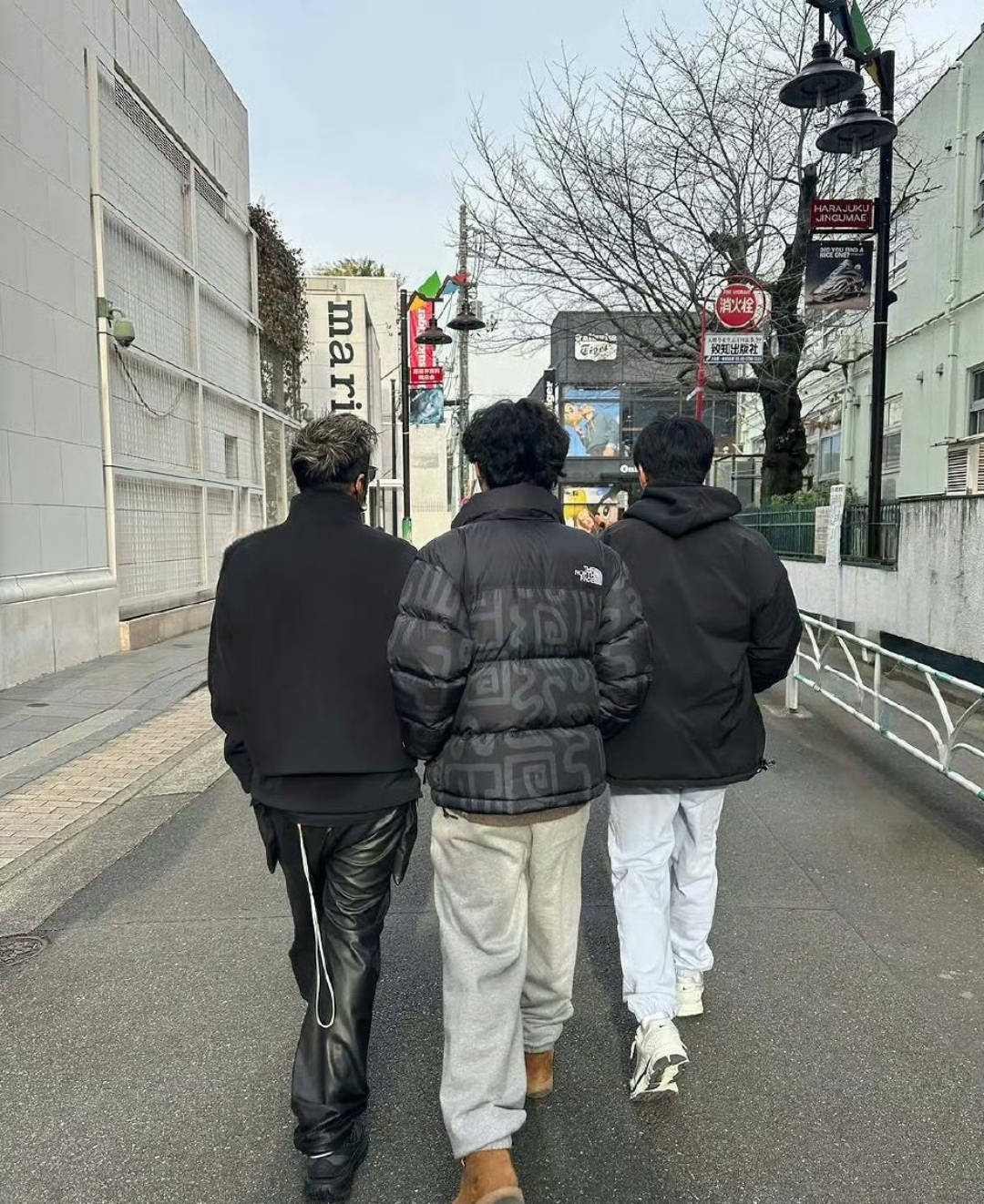 照片显示,父子三人正在一起散步,场面温馨