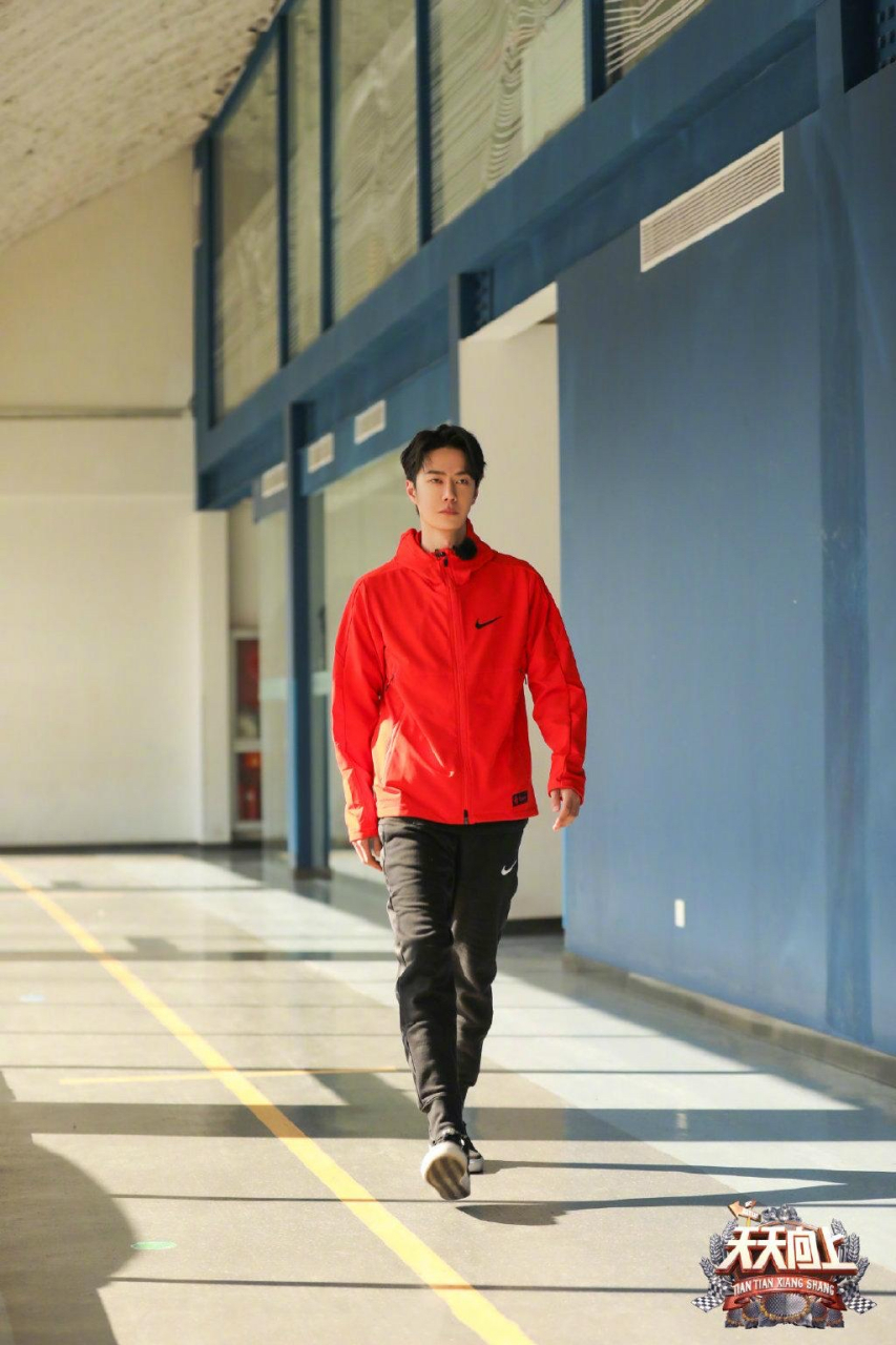 王一博华彩少年# 盼星星盼月亮,这个周五跟王一博一起见证国风少 