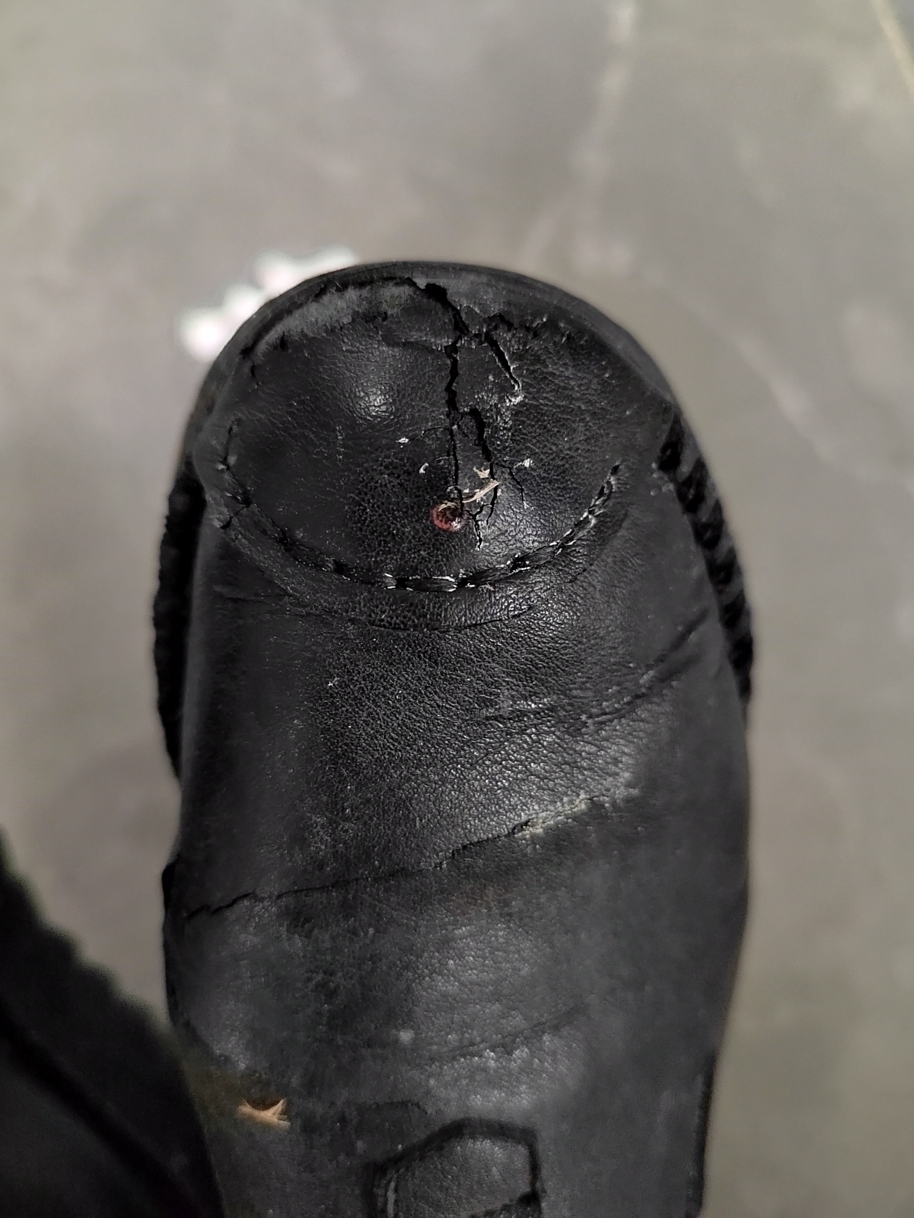 今天,我穿着一双破旧不堪的鞋子踏入了公司的大门,这双鞋子的破旧程度