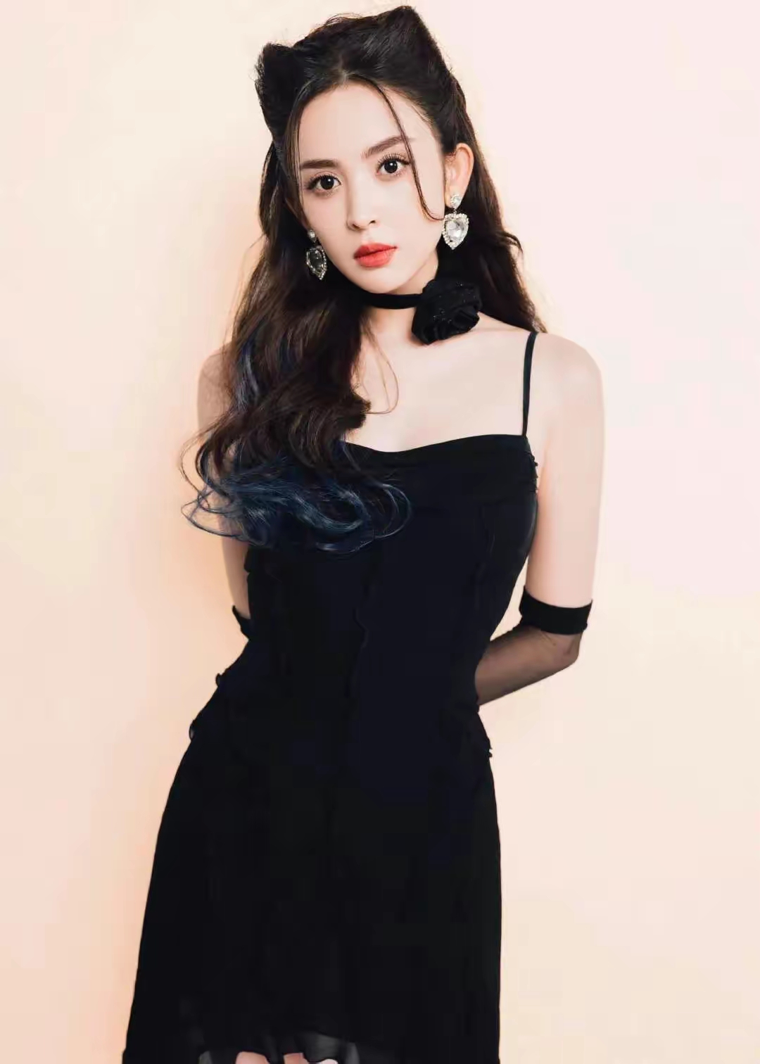 身穿黑色短裙的古力娜扎,黑丝手套 黑花脖颈链,一股风情气息,黑色的