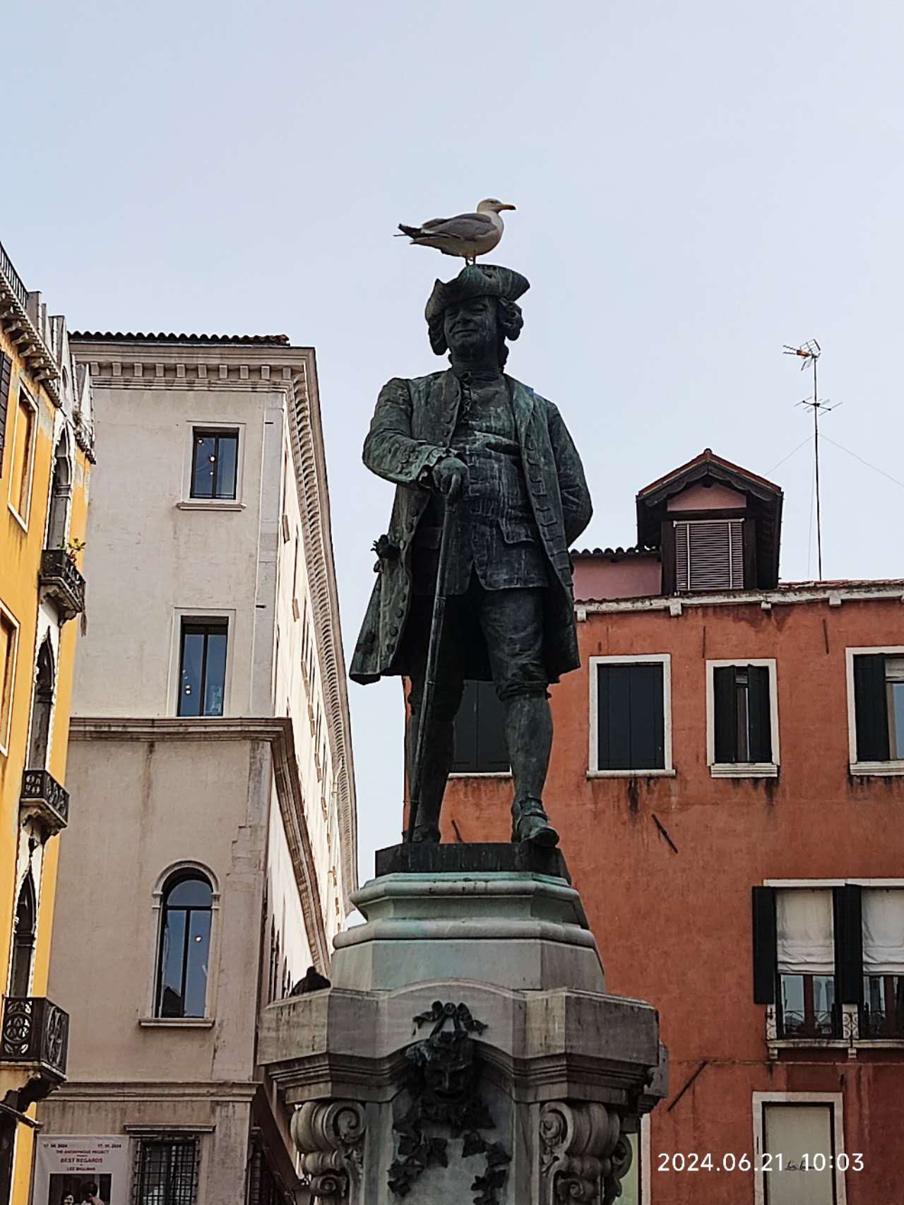 威尼斯著名的戏剧家卡尔洛·哥尔多尼(carlo goldoni,)的雕塑铜像.