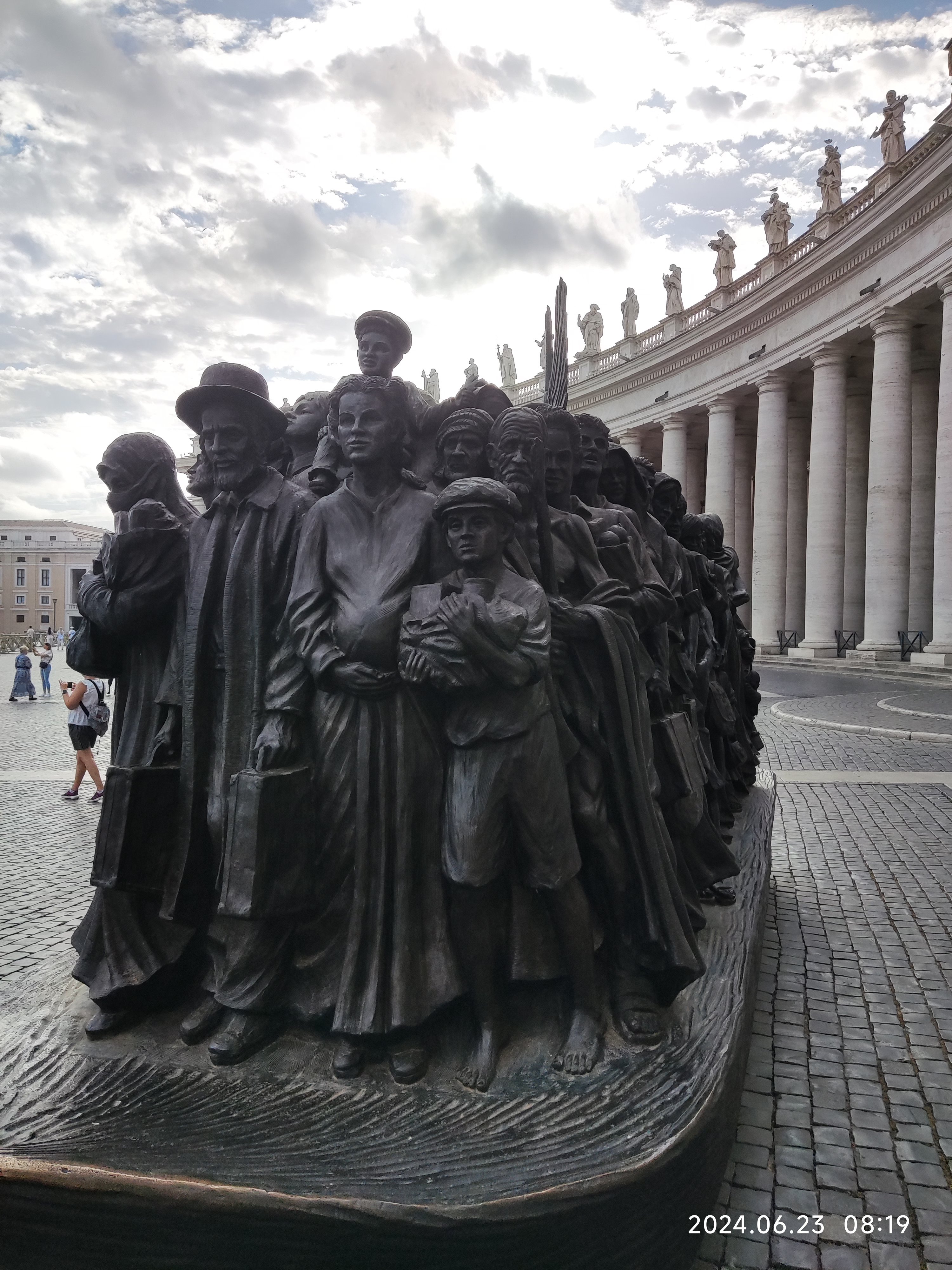 梵蒂冈圣彼得教堂内外拍的一组石头雕塑,非常精美!