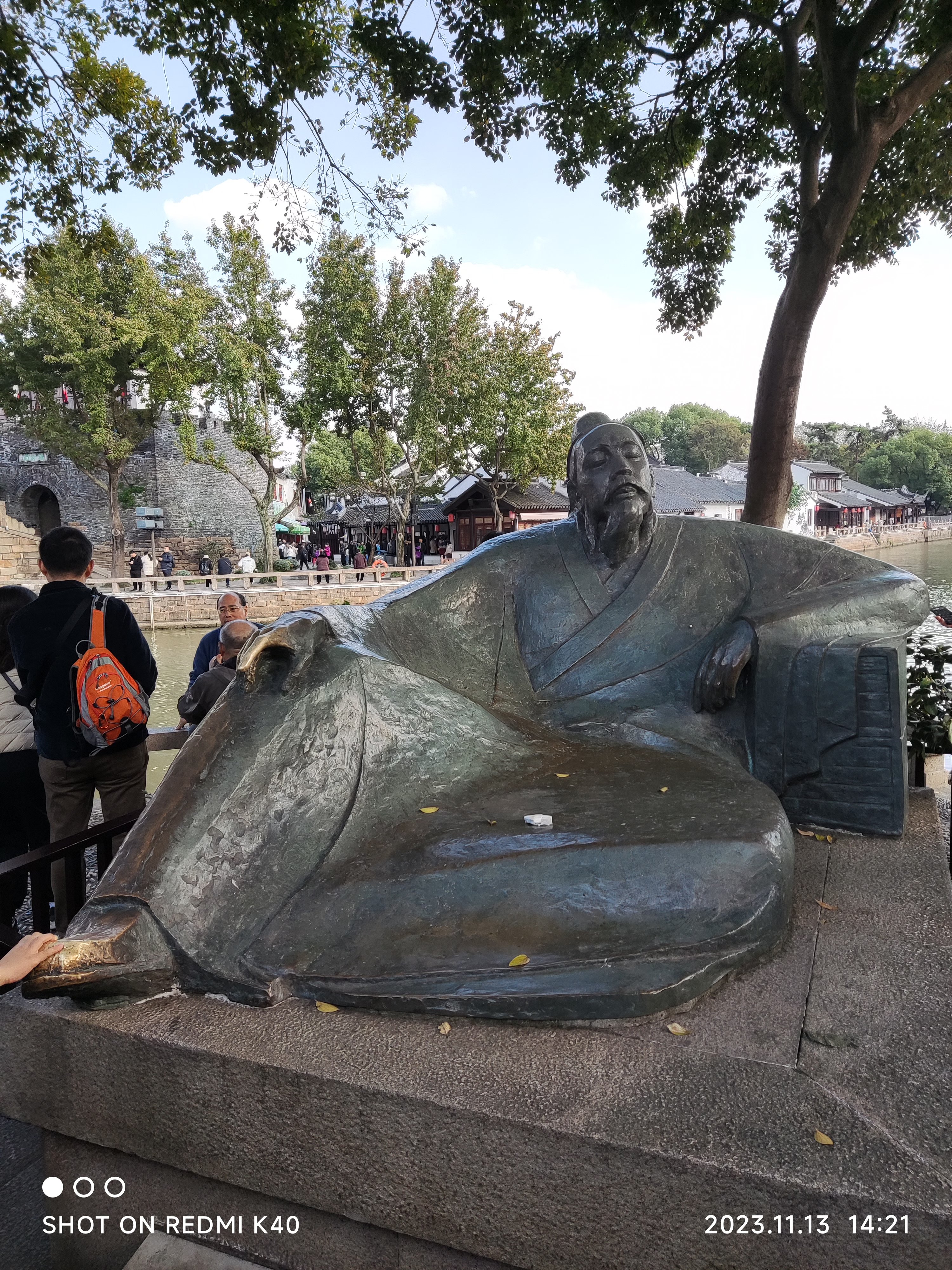 姑苏城外寒山寺,夜半钟声到客船