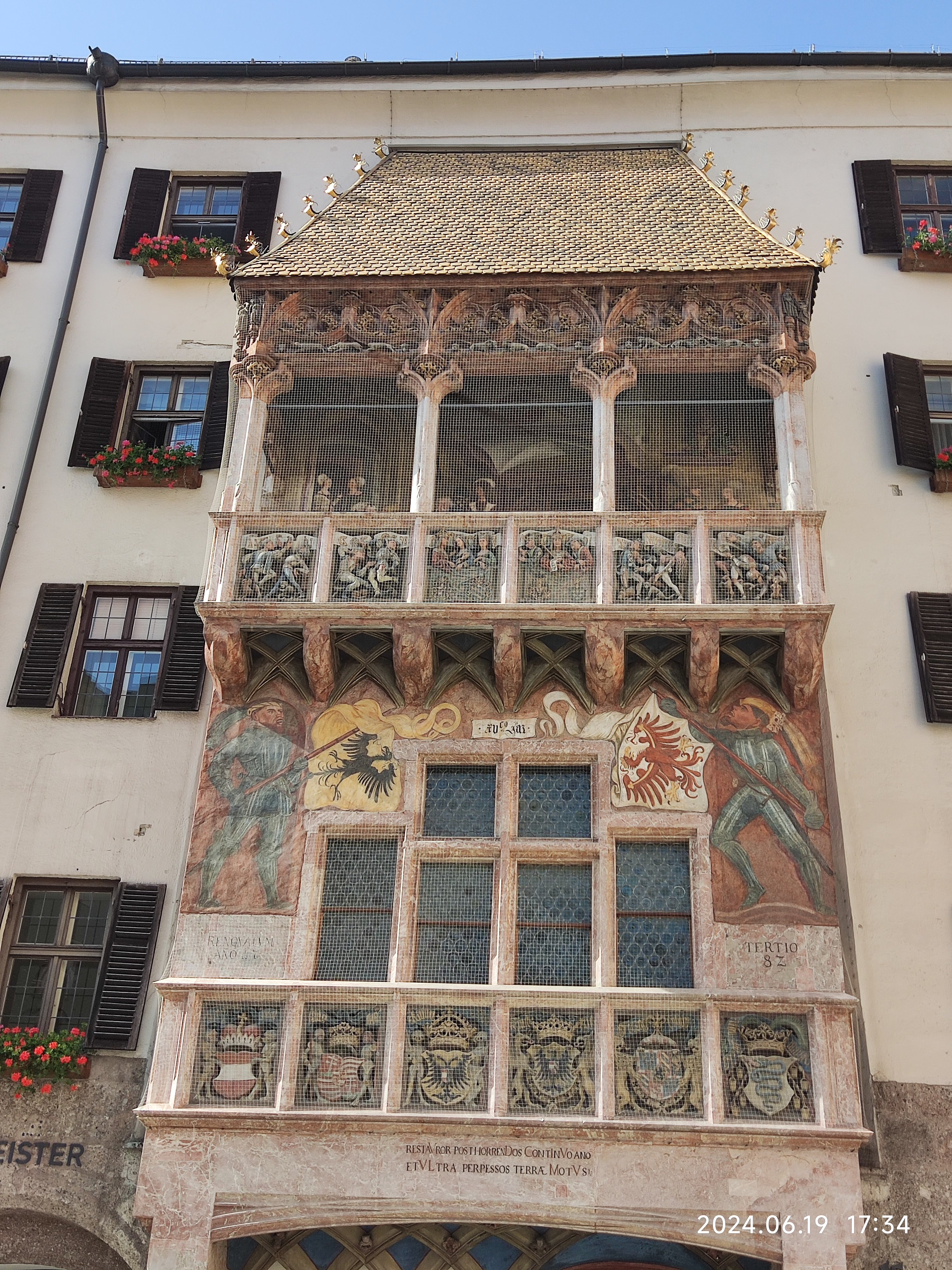 黄金屋顶(goldenes dachl)位于奥地利茵斯布鲁克旧城区哈索费狄街的