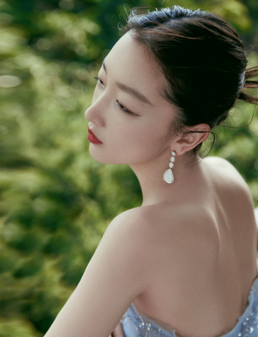 美女# 周冬雨星辰大海礼服亮相,大气上档次