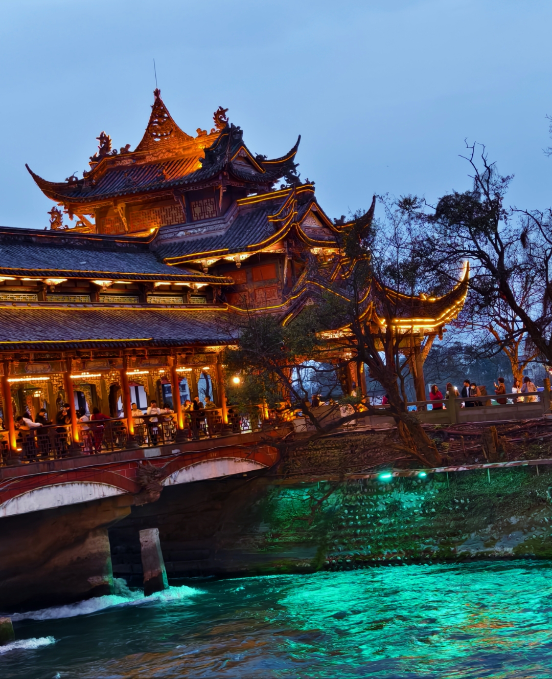 都江堰南桥夜景,蓝眼睛真的很美.