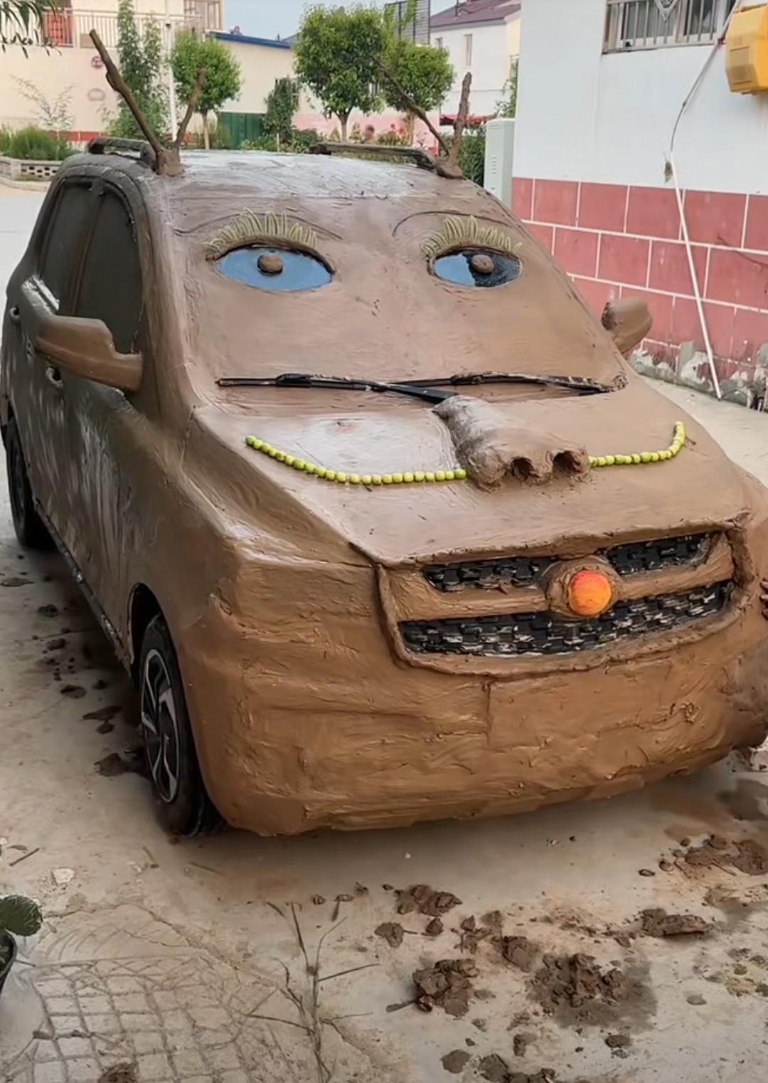 睡了个午觉,她给爷爷的车子做了"防晒"