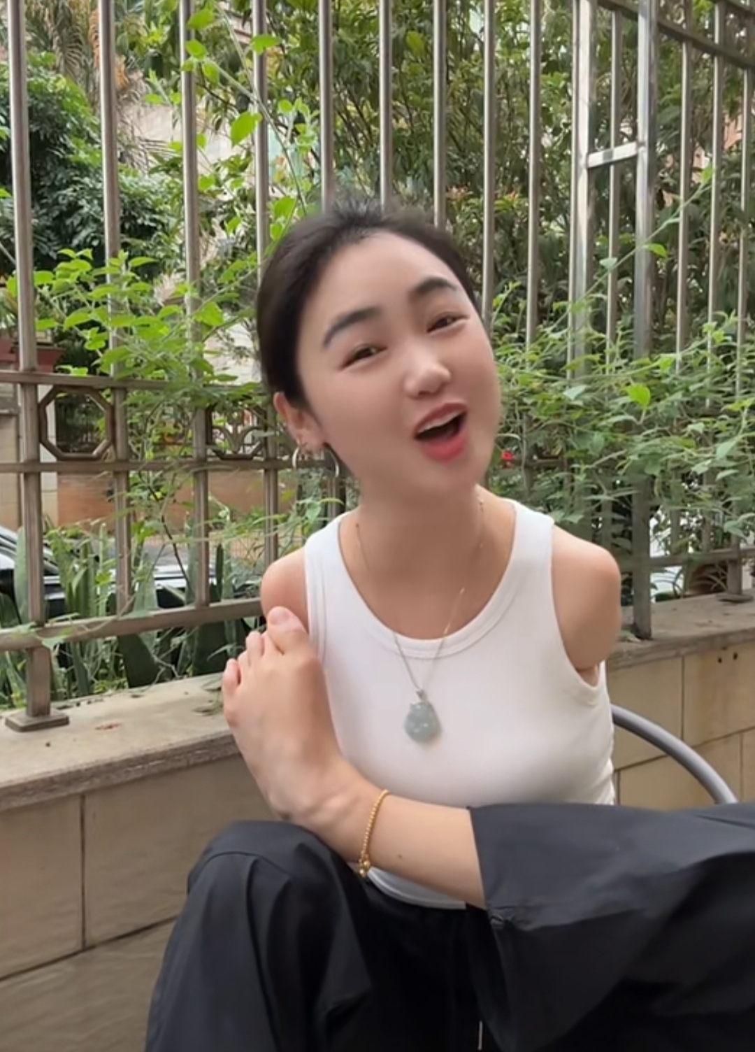 这个无臂女孩,令人敬佩不已.她虽失去双臂,却始终坚强乐观.