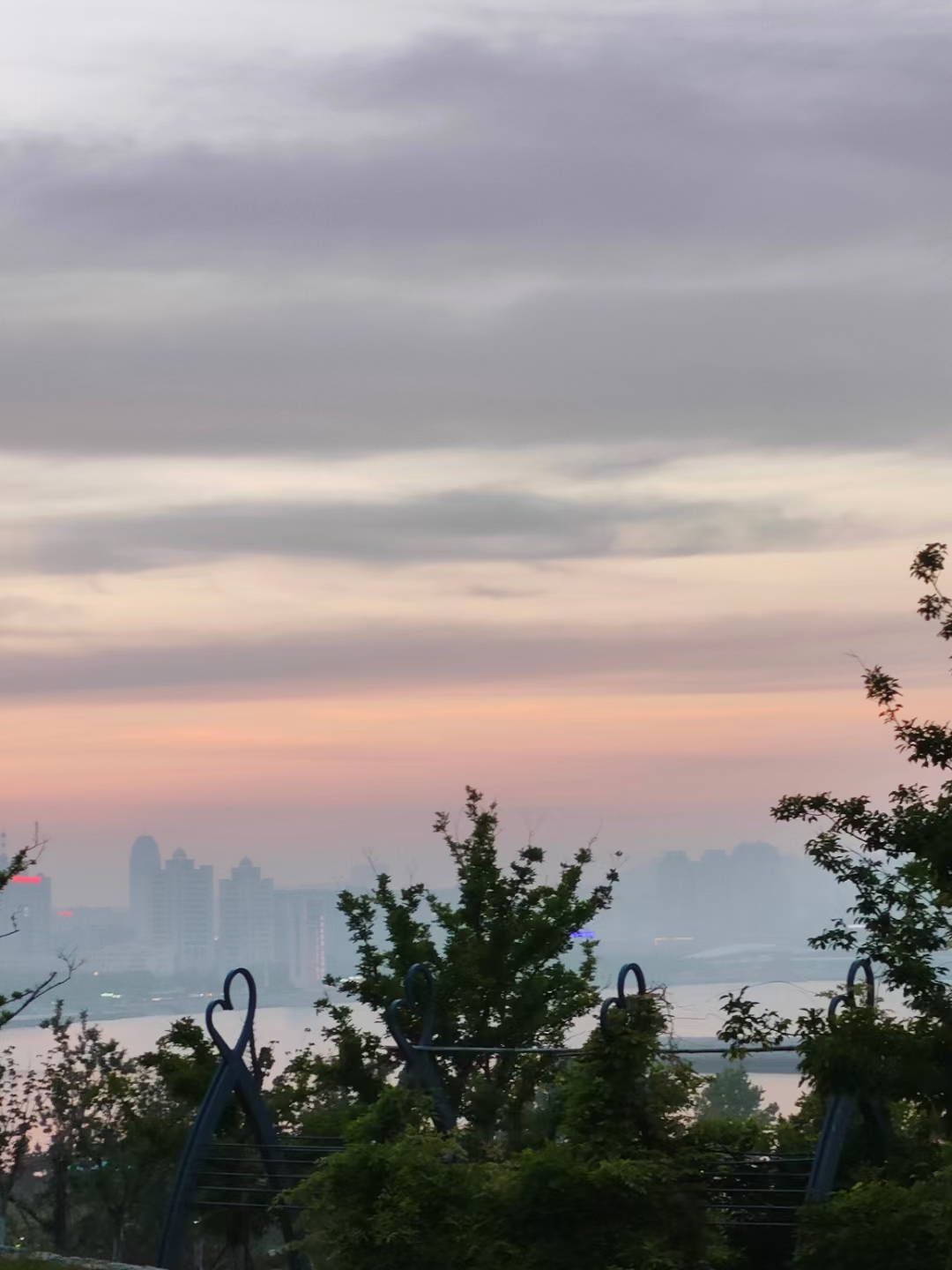 天际间,粉紫与橙黄交织的云霞如梦幻锦缎,轻轻铺展