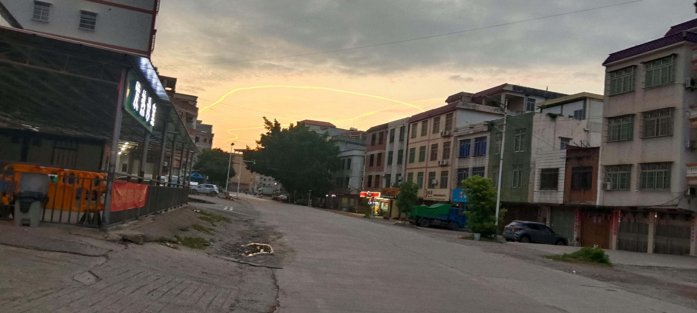 广东云浮罗定市朗塘镇东部天空,2023年10月十四日早上六时许,可能是