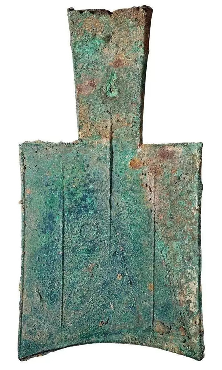 青铜材质,另有铅制和银制.形制特点为长銎,平肩,足线向上呈弧形弯曲.