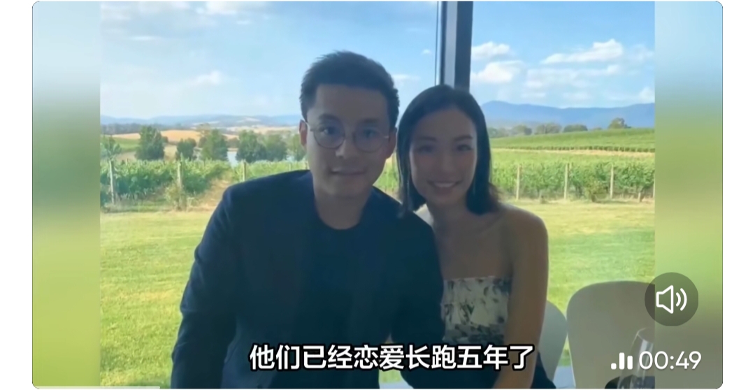 霍启刚的弟弟霍启仁求婚成功,据说女方气质跟郭晶晶很是相似,据传霍启