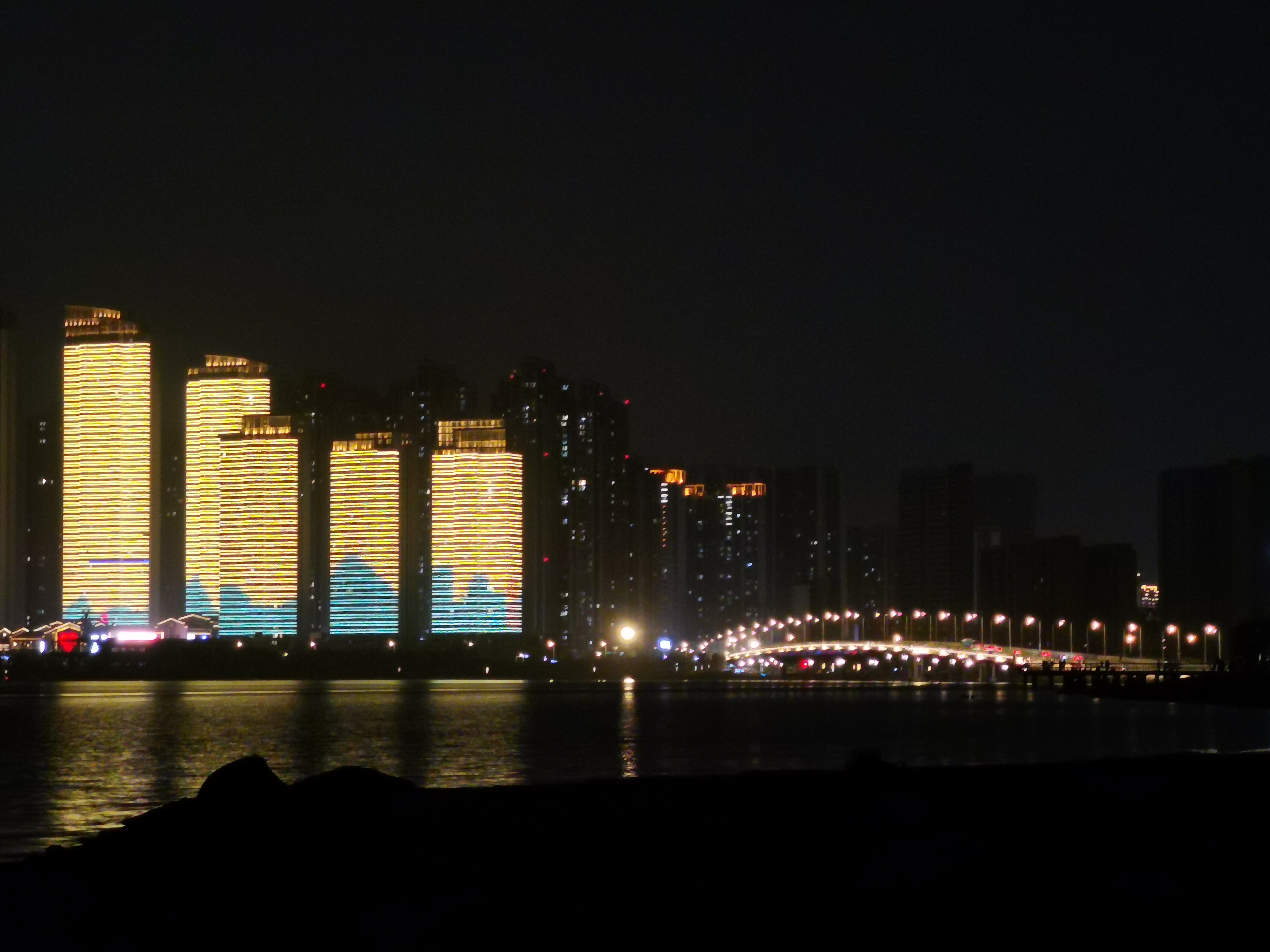 襄阳鱼梁洲夜景图片