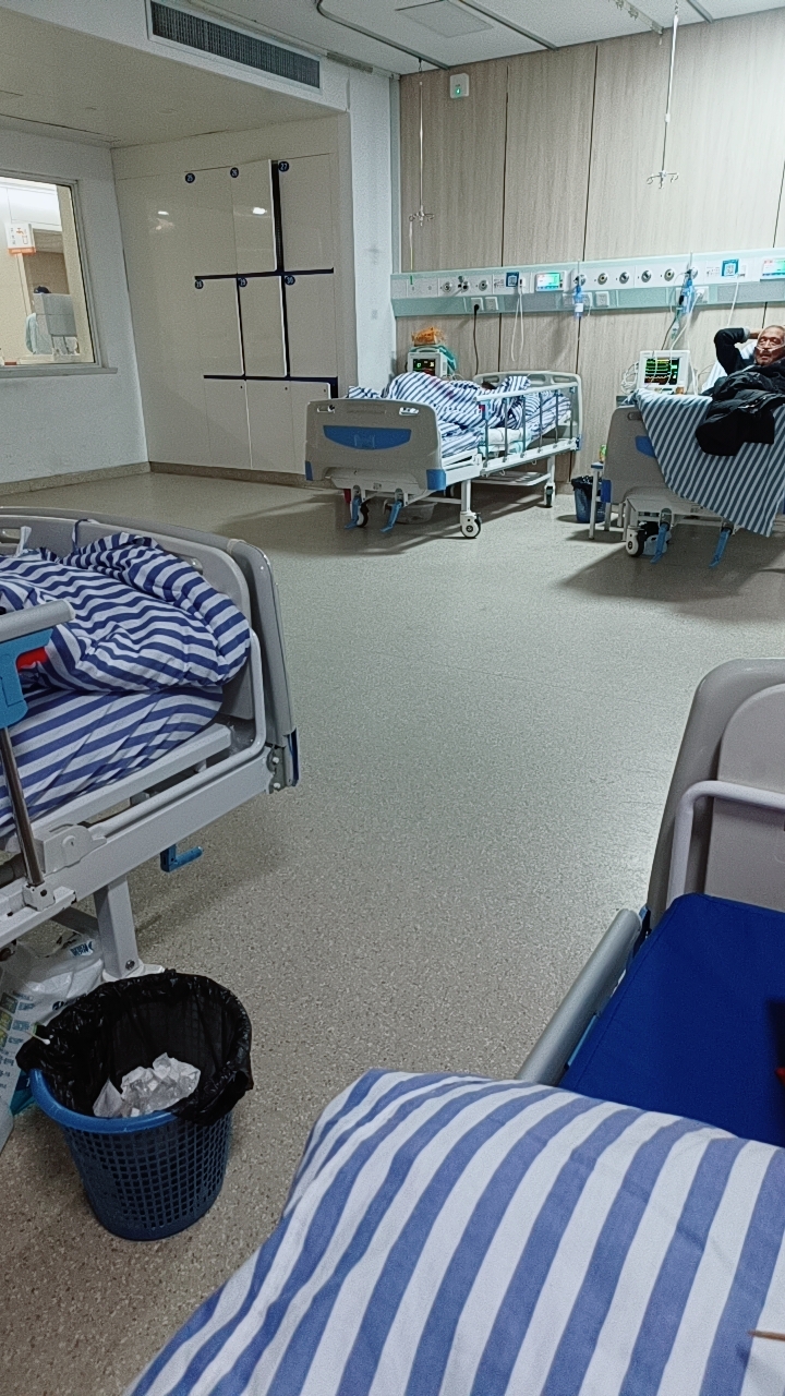 今天上医院陪床,两个病床的人,一个老先生无儿无女,躺着,挂的药水没有