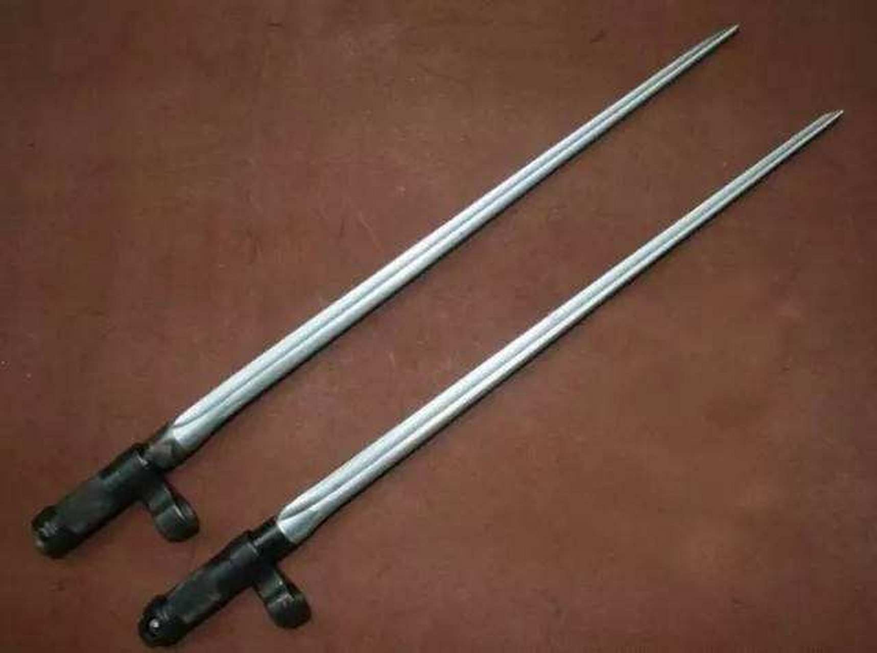 的都是棱形刺刀,不过在现在的步枪上已经很少能见到这种类型的枪刺了