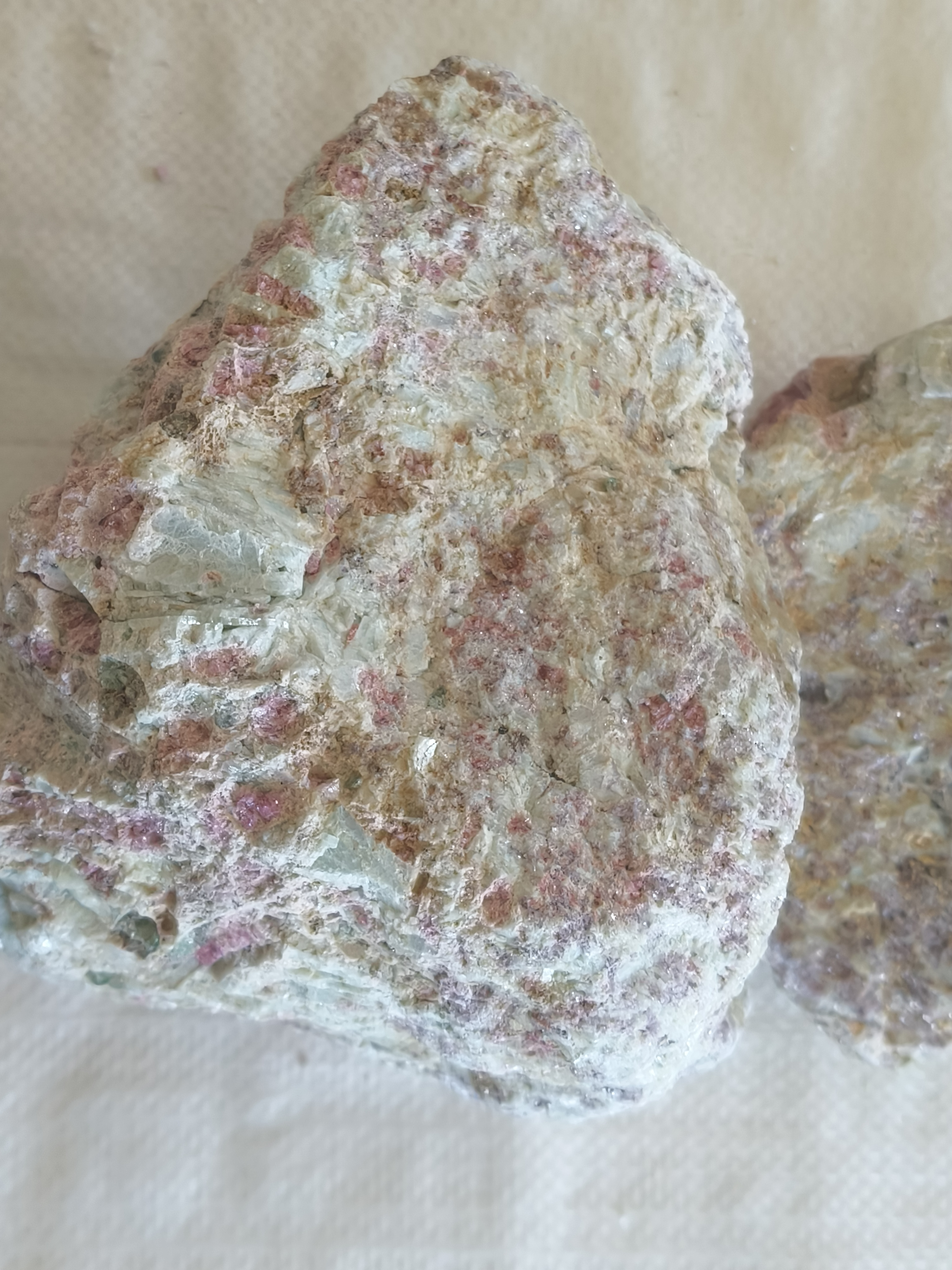 锂云母,锂电气石,锂长石,锂辉石,石英共生.伟晶岩矿脉.