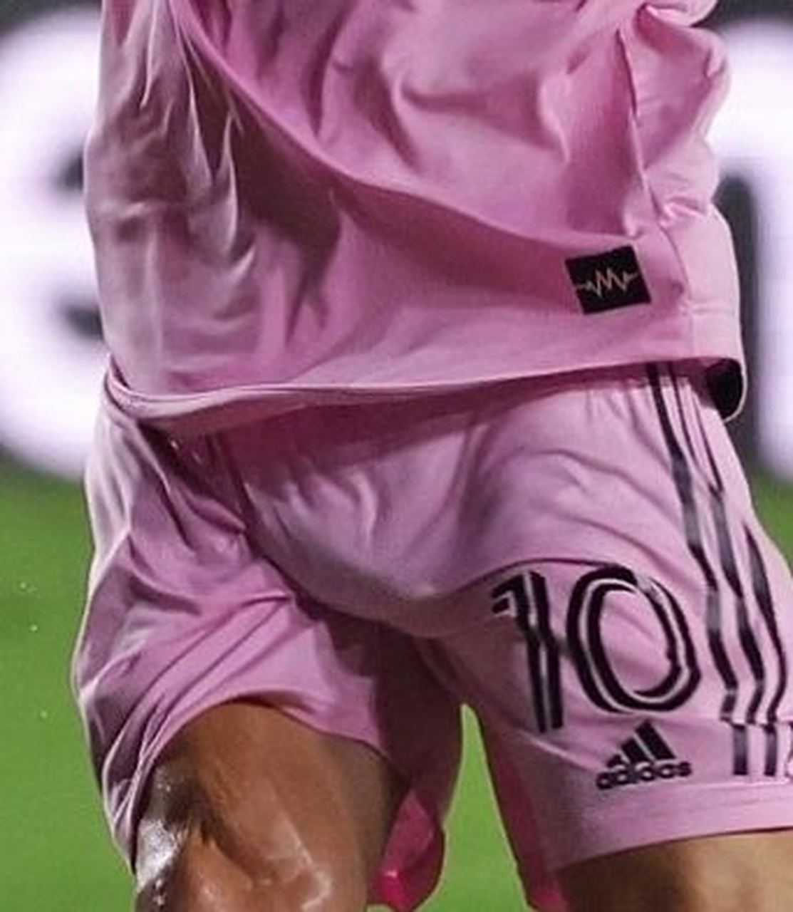 抛开足球不谈,#梅西# 也是真男人!