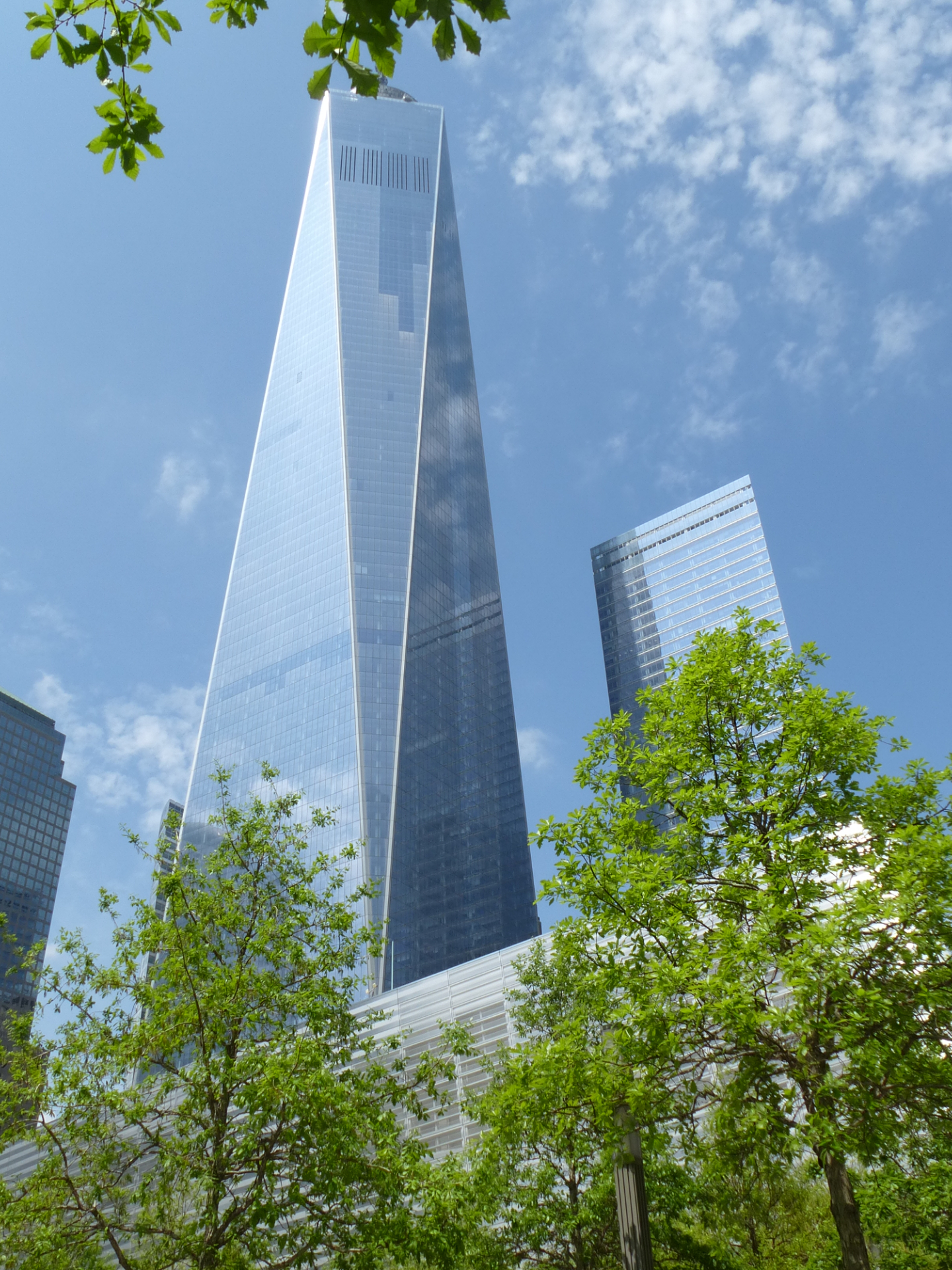 就是原址重建2014年投入使用的自由塔,正名为世界贸易中心一号楼,高度