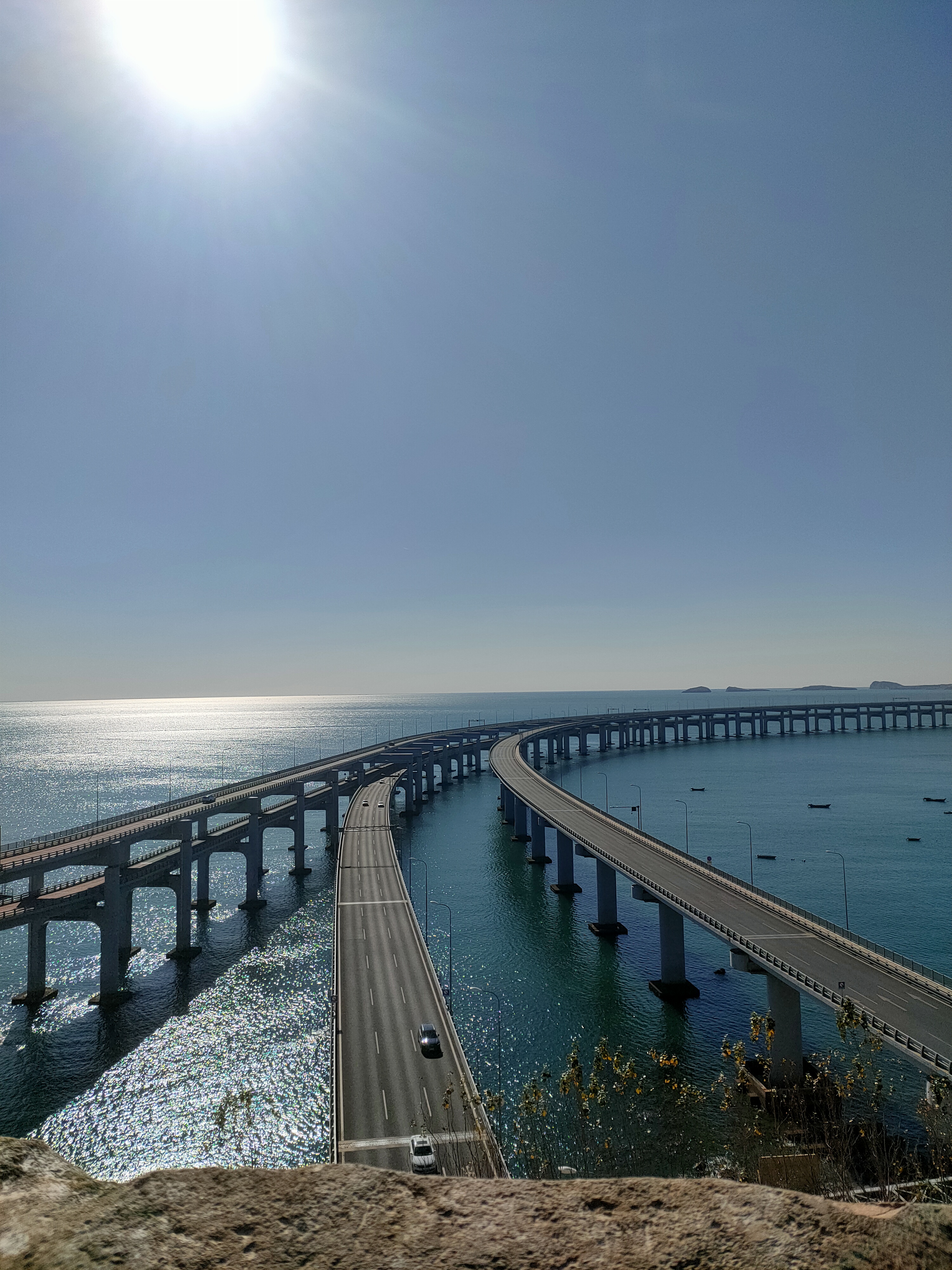 大连星海跨海大桥,远看波光粼粼,桥下海边还有人钓鱼,不知道钓的是