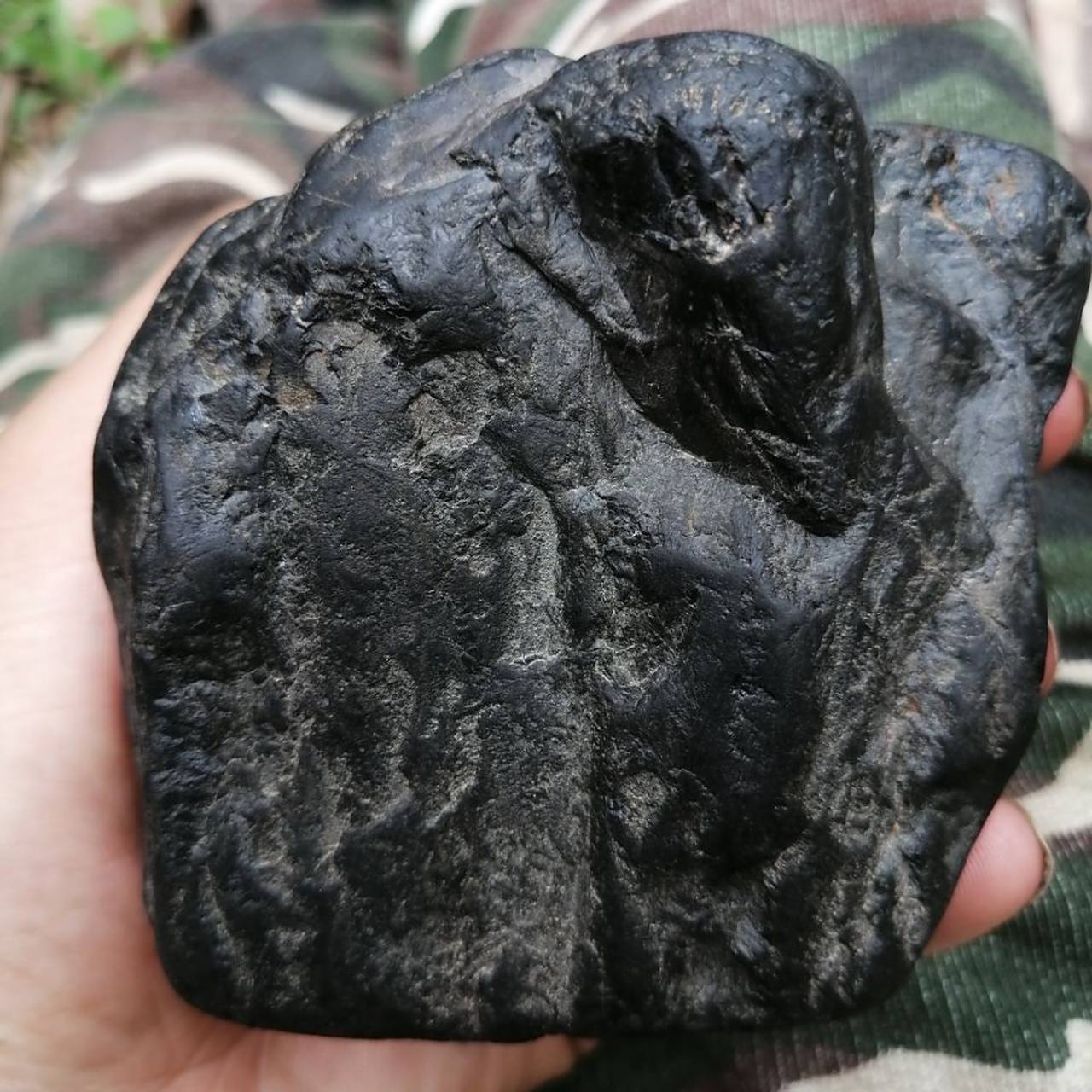 红色的陨石钻石更加的稀少珍贵因此红色陨石钻石价格比黑色陨石钻石