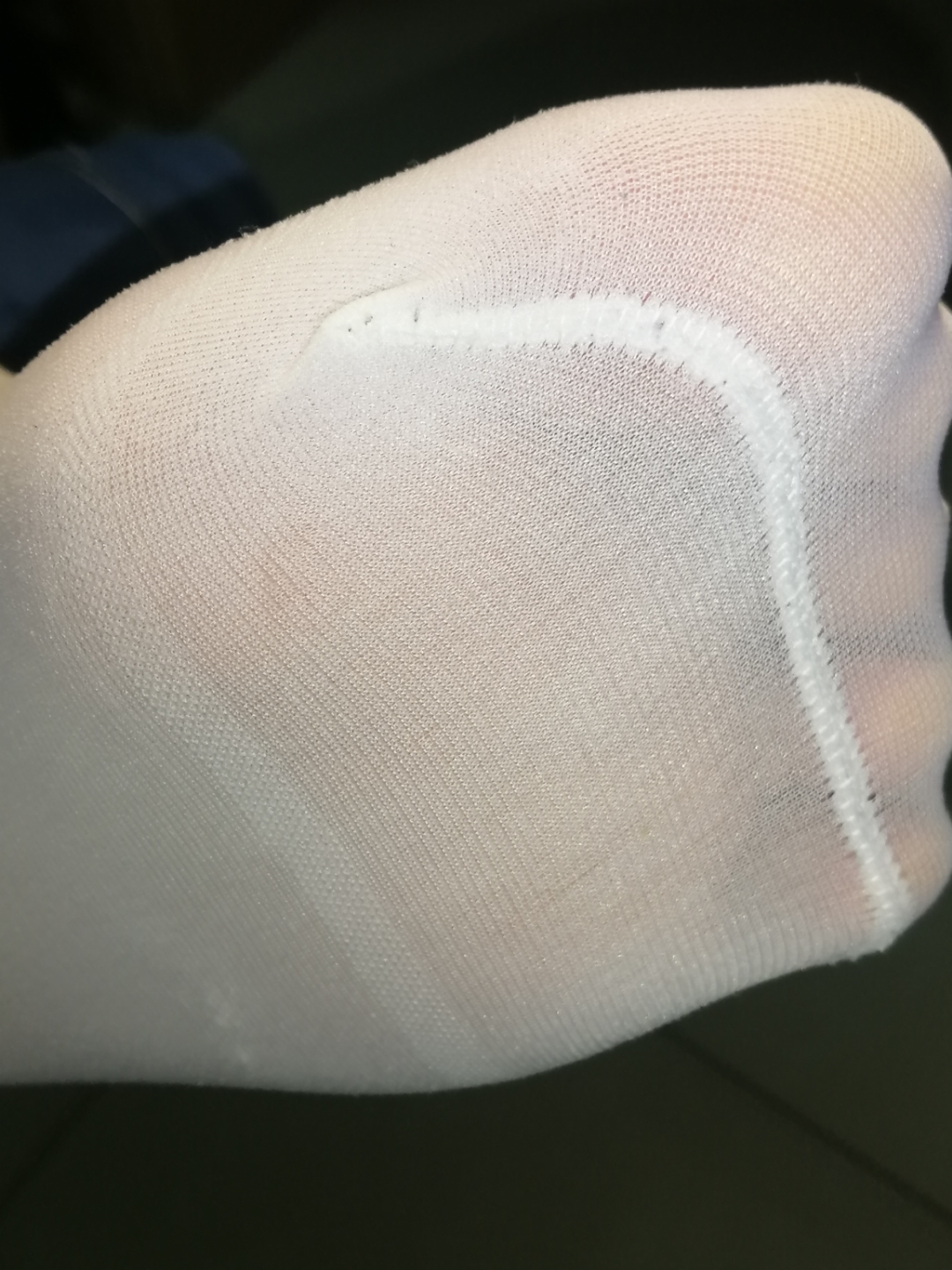 今天穿了双#白丝# ,白白软软,心情都好了～#臭袜子# #白丝yyds