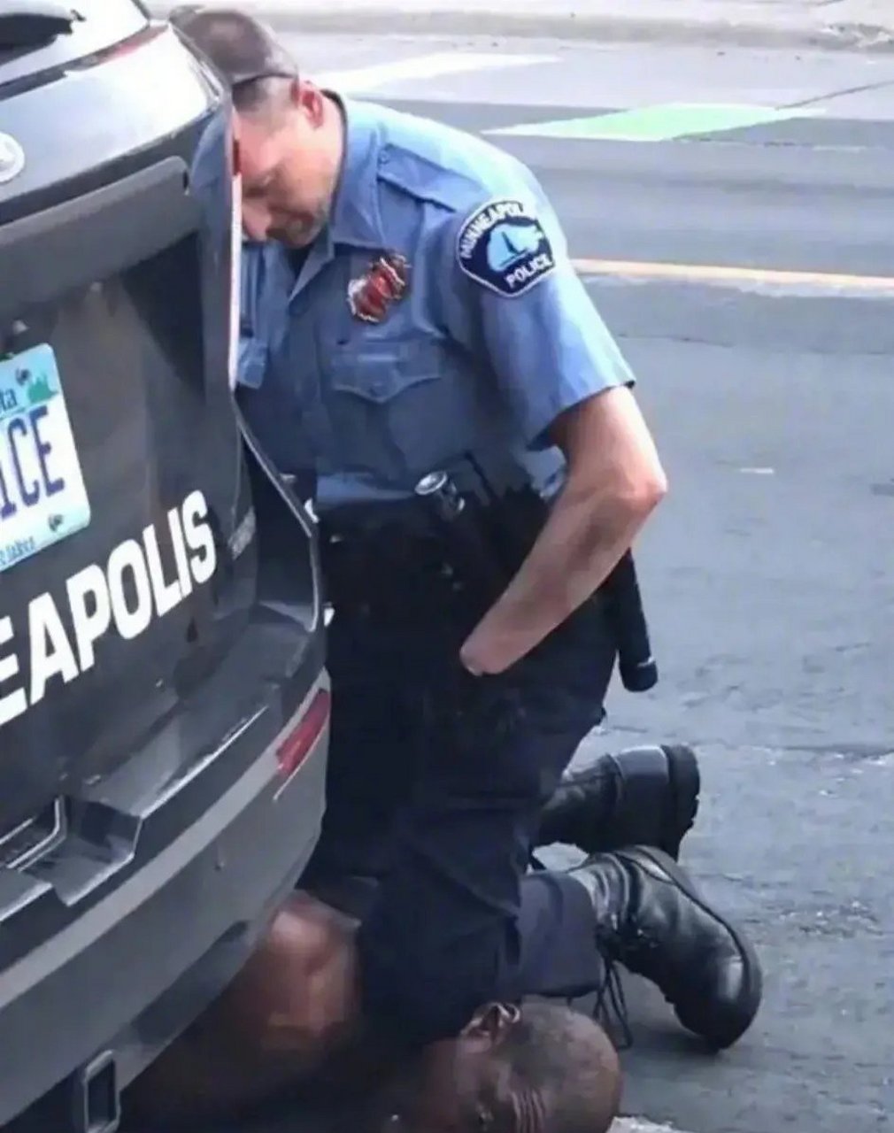 跪下的警察对比照刷屏,中美两国执法人员不同的价值观,使得同一个动作