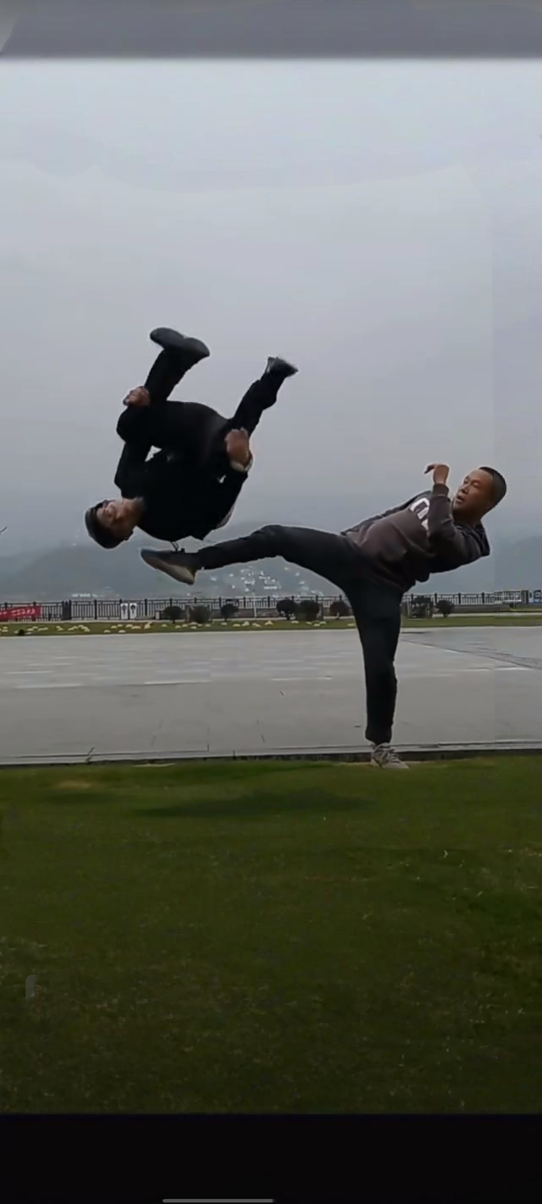 公园的一偶,每天早上都能看到这位练功的老人,他虽然满头白发,但身姿