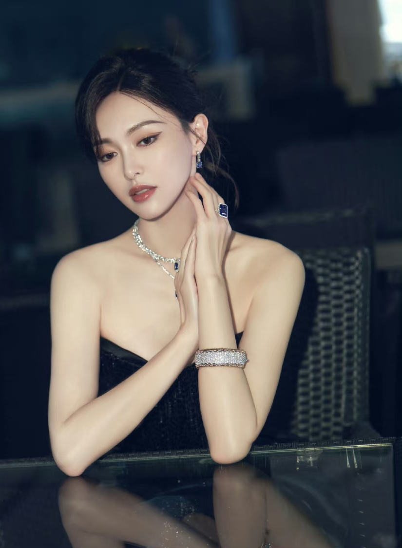 唐嫣低胸黑裙写真,美白光滑美背诱人至极,配上迷人气质太迷人了!