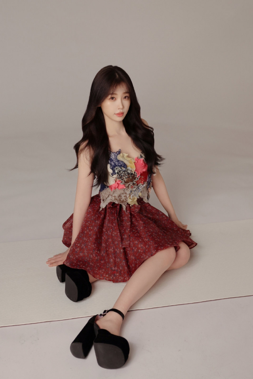虞书欣碎花裙写真,怎么感觉鼻子和嘴唇有点僵硬呢?