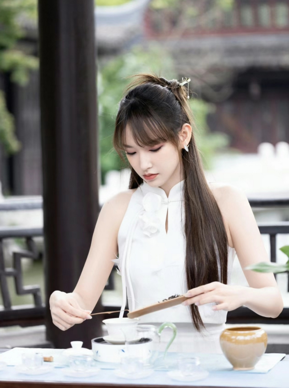 程潇白色短裙写真,绝美身材让人欲罢不能,不愧是微胖界的女神,太美了!