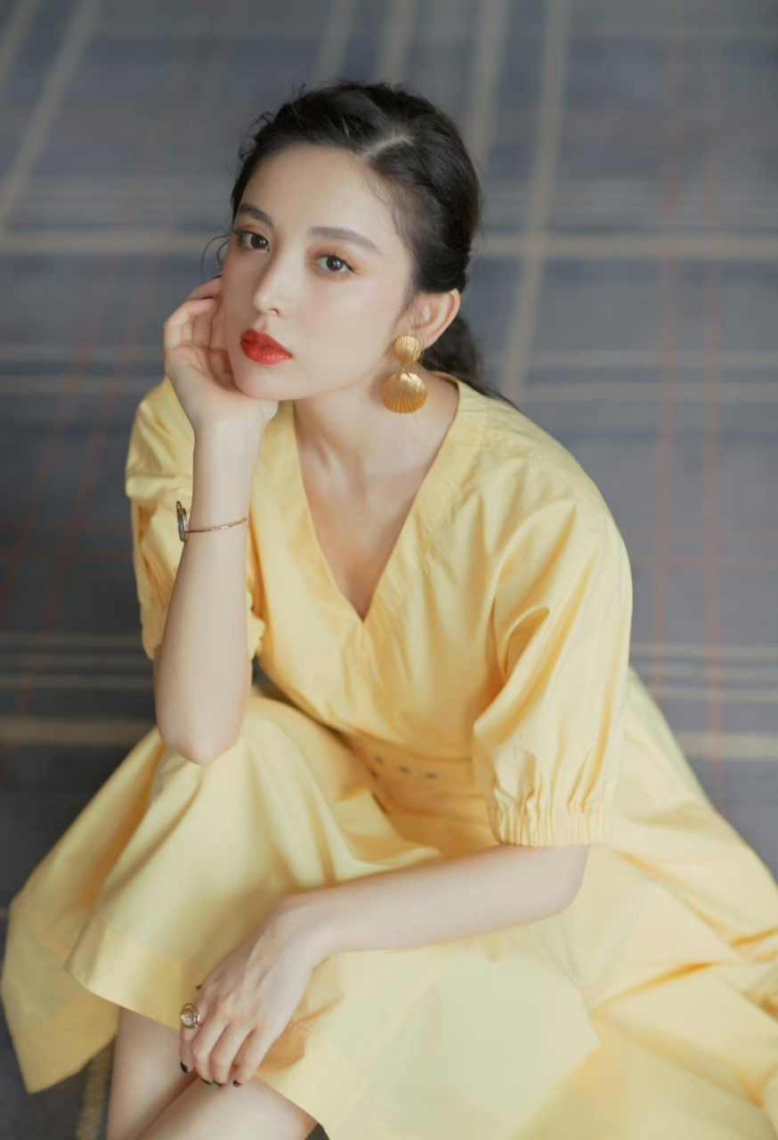 古力娜扎鹅黄色长裙写真,清新优雅魅力四溢,太甜了!