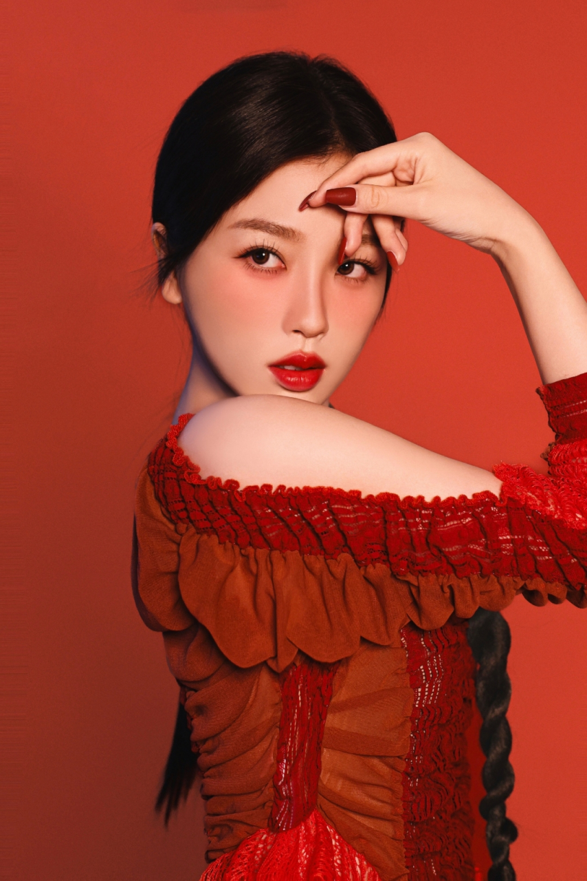 虞书欣红色长裙美照,勾魂眼神让人深陷其中,太撩人了!