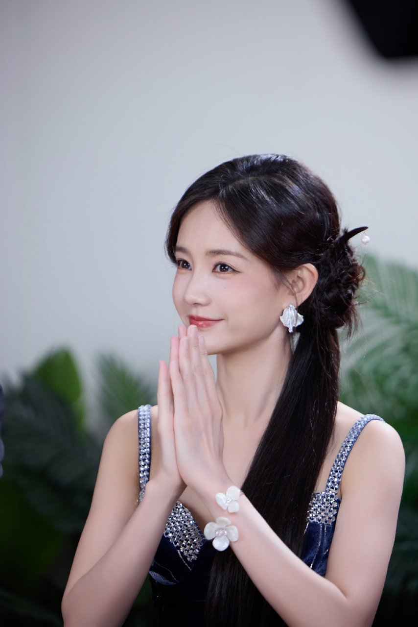 李一桐乌黑长发好美呀,优雅动人魅力四射,仙女也不过如此了!