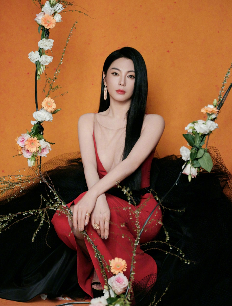 张雨绮吊带深v写真,事业线白皙诱人,看的人鼻血直流,太美了!