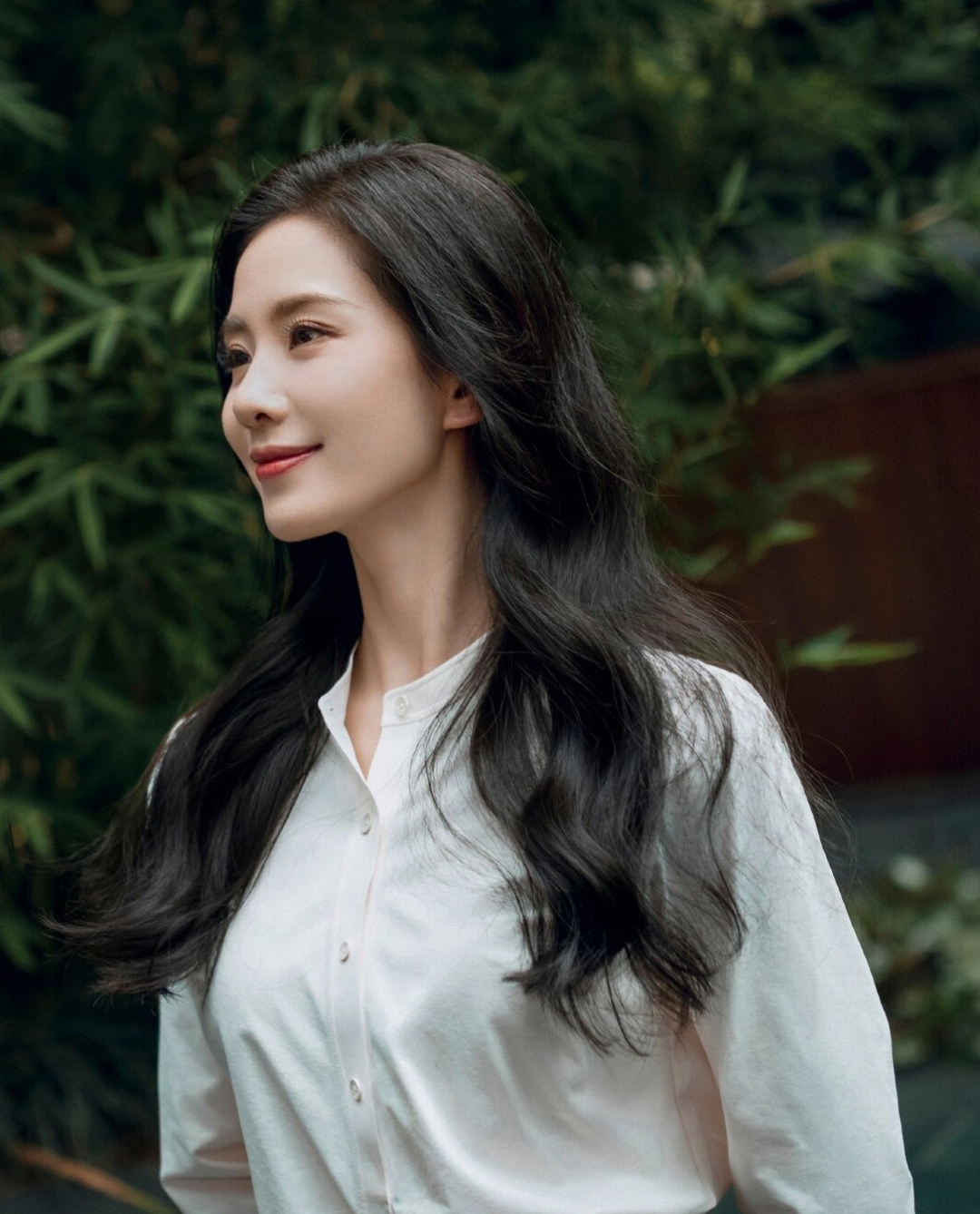 刘诗诗白衬衫优雅写真,气质太迷人.@苏家小娱的动态