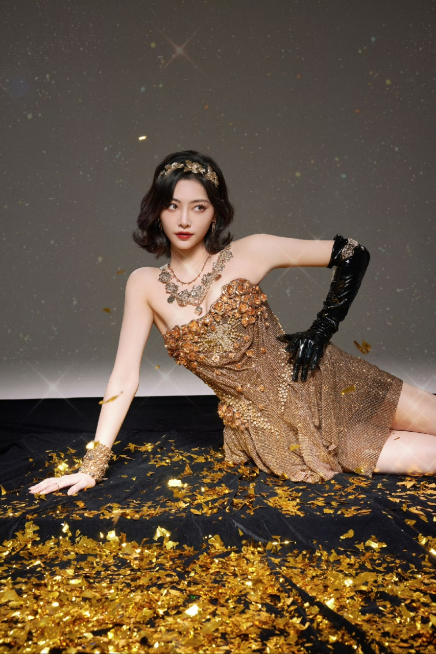 许佳琪抹胸短裙写真,皮肤白皙,美腿玉足惊人,好一个人间尤物!