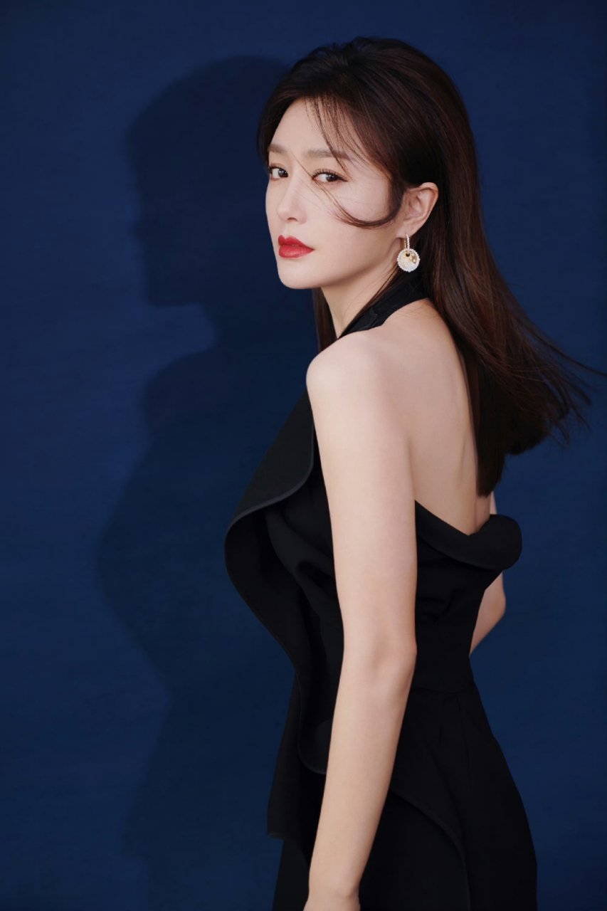 真没想到秦岚40多岁可以把身材保养的这么好,这就叫做岁数越大越有