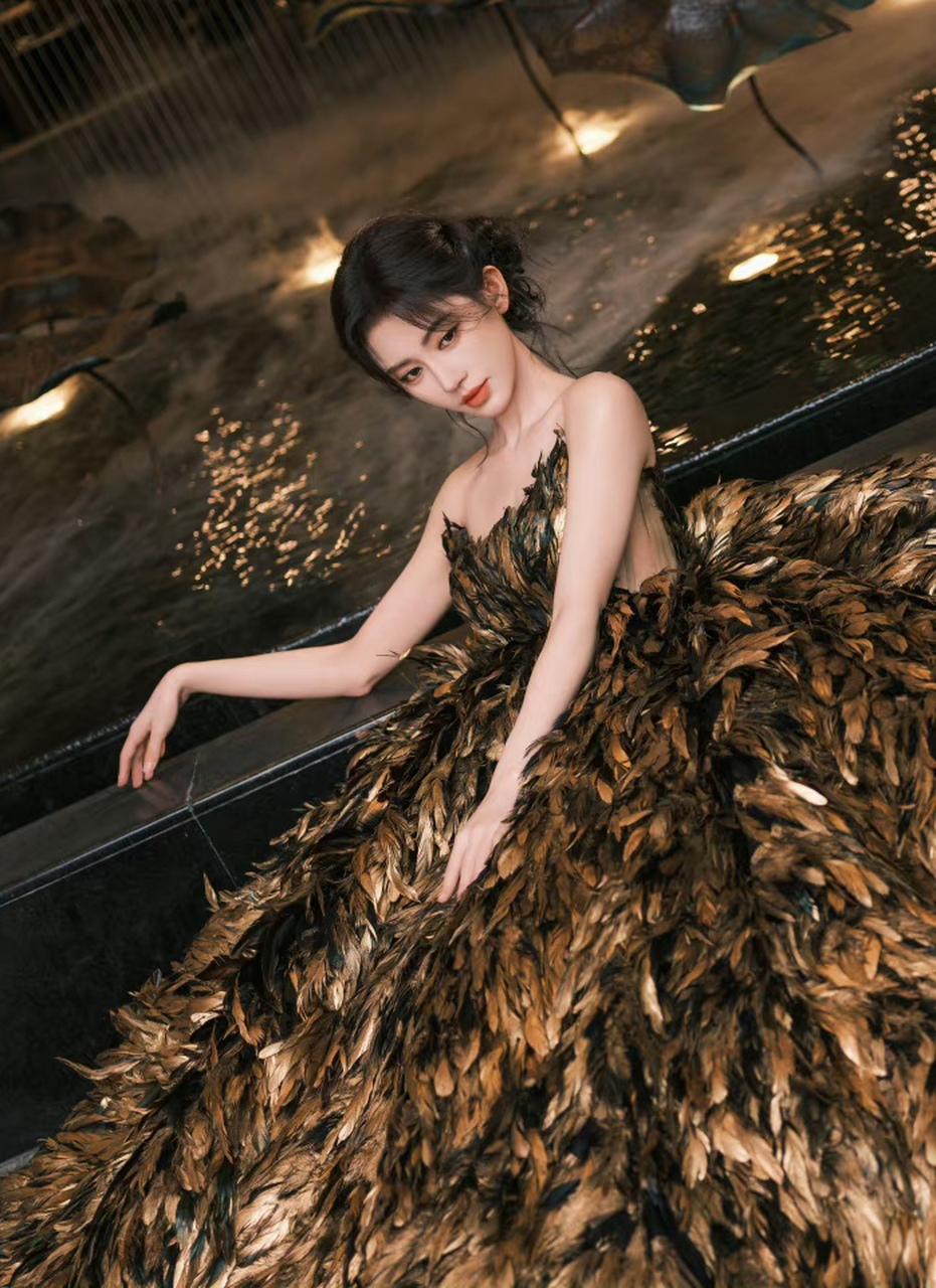 鞠婧祎金色羽毛裙写真,绝美香肩锁骨看点十足,迷的人神魂颠倒!