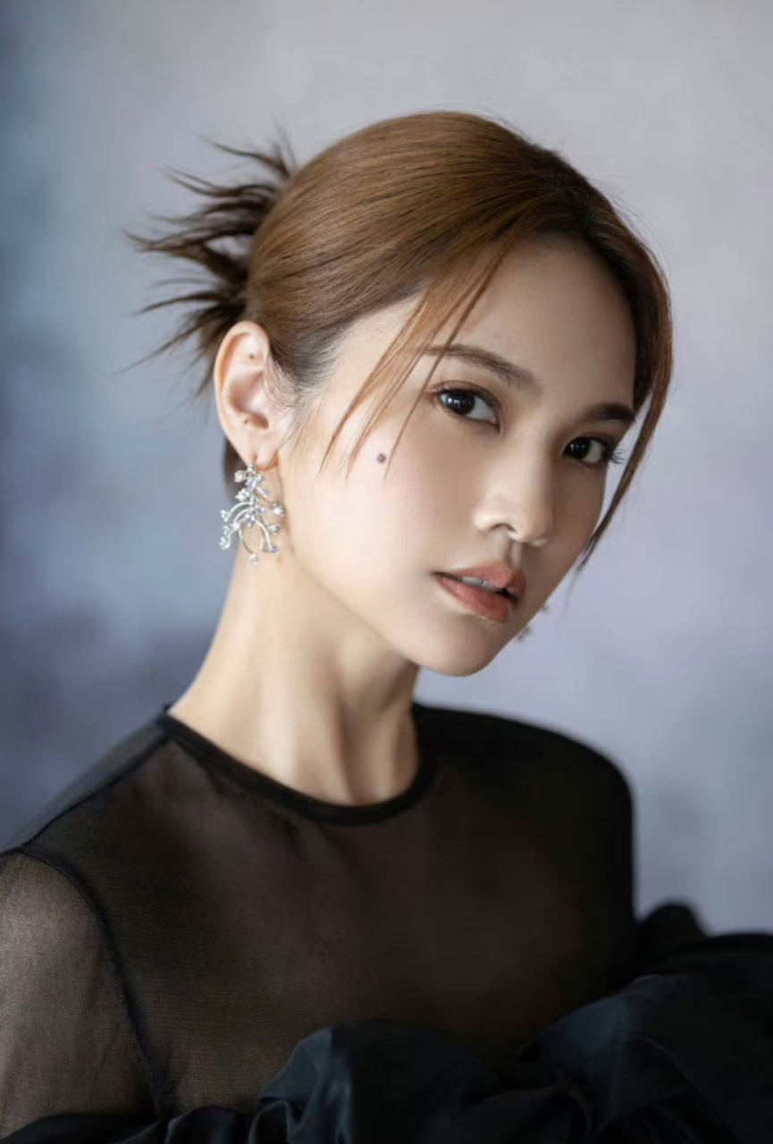 杨丞琳身穿黑色长裙勾勒曼妙身材,那颗美人痣就是最完美的点缀!