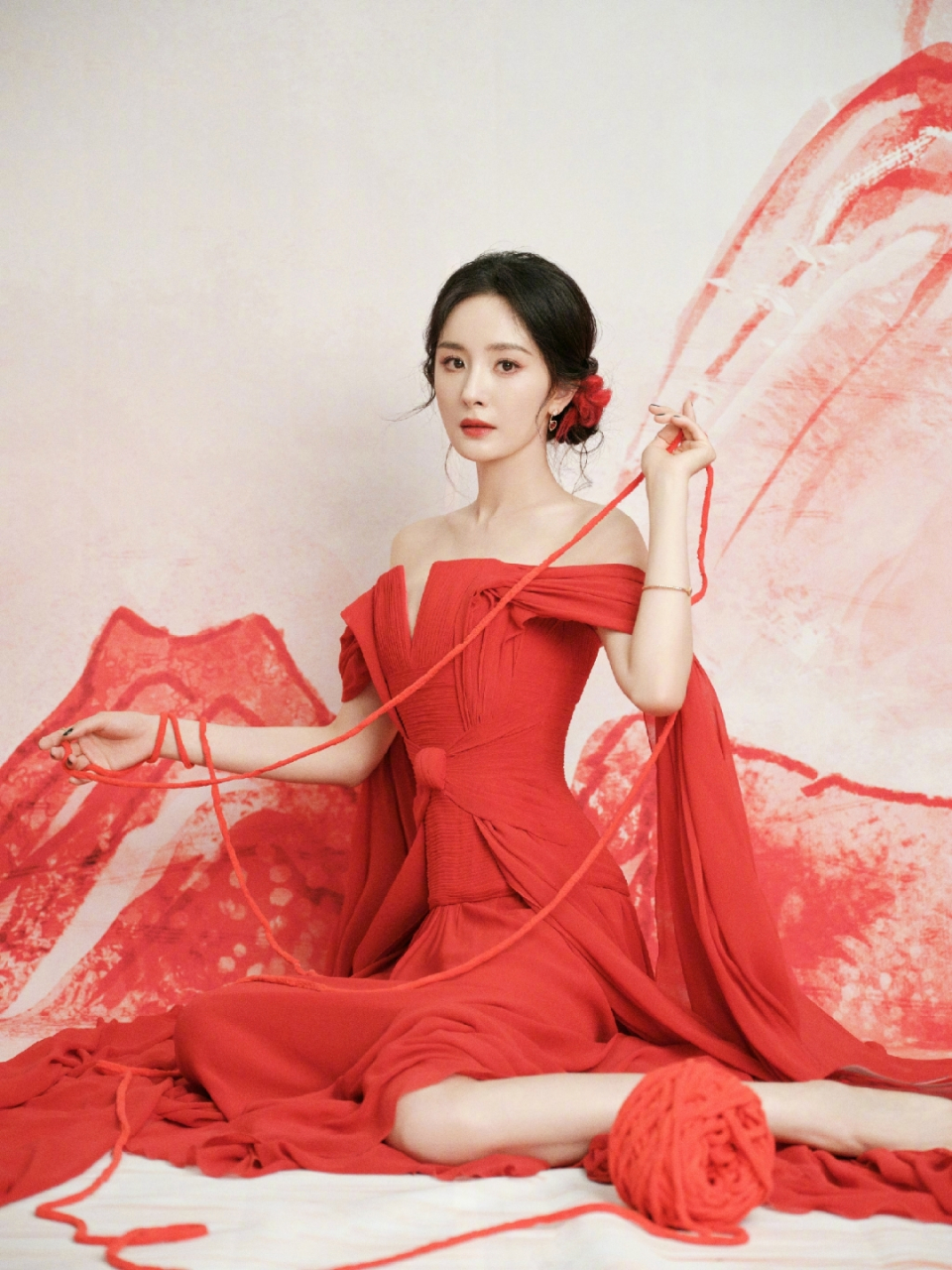 杨幂红色长裙写真,身材性感香肩诱人,魅惑感十足!