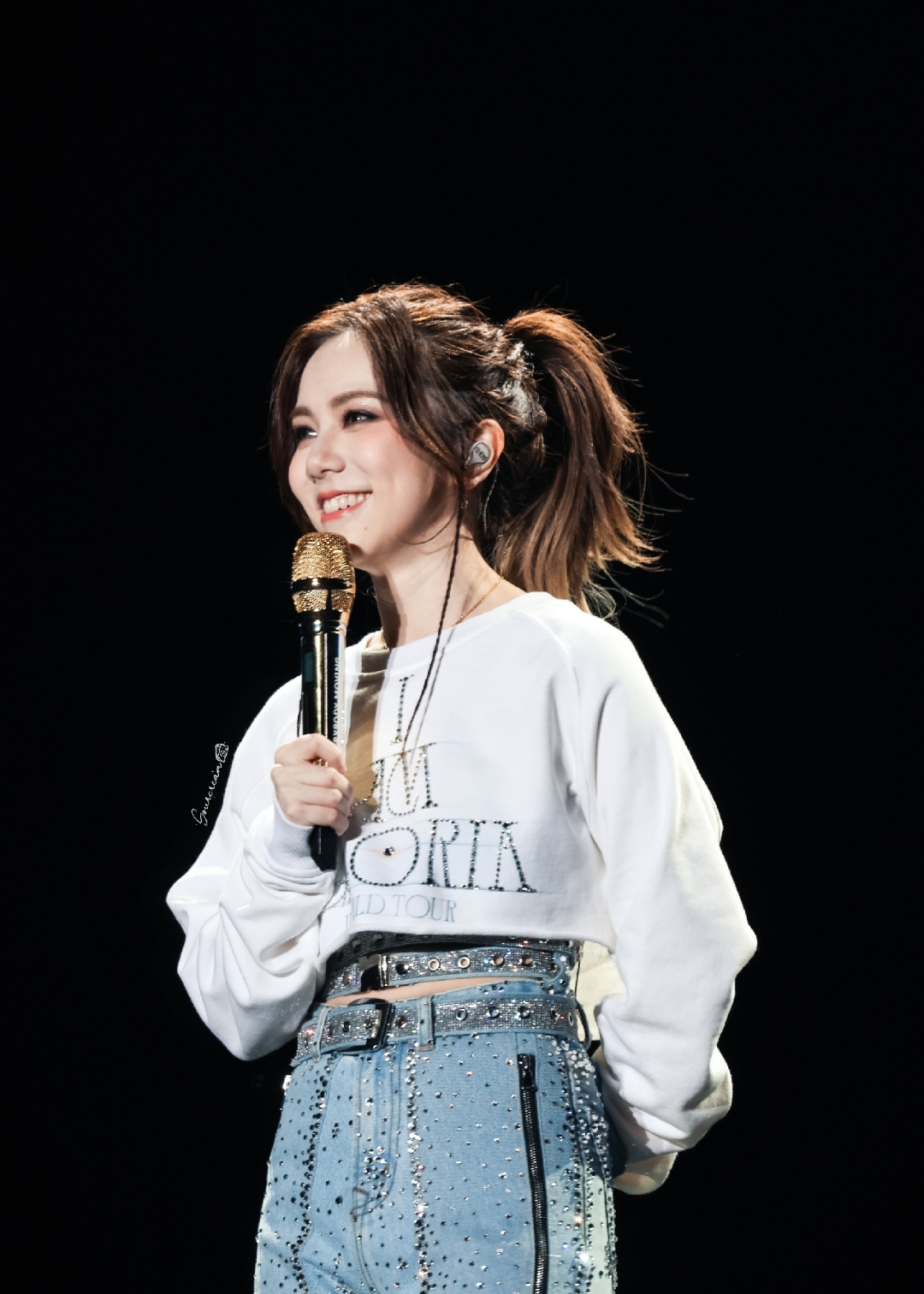 邓紫棋马尾辫好可爱呀,笑容甜美深入人心,让人心动不已!