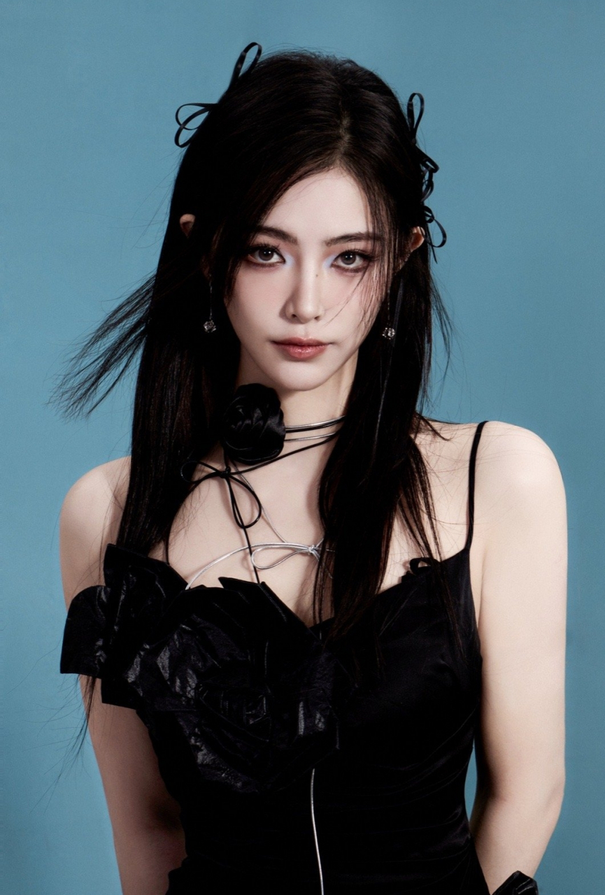 许佳琪黑色吊带长裙写真,身材婀娜性感,美腿玉足水嫩诱人,真是一只