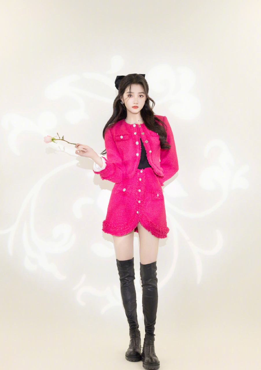 关晓彤大长腿配长靴迷人至极,这双美腿光彩夺目好吸睛呀!