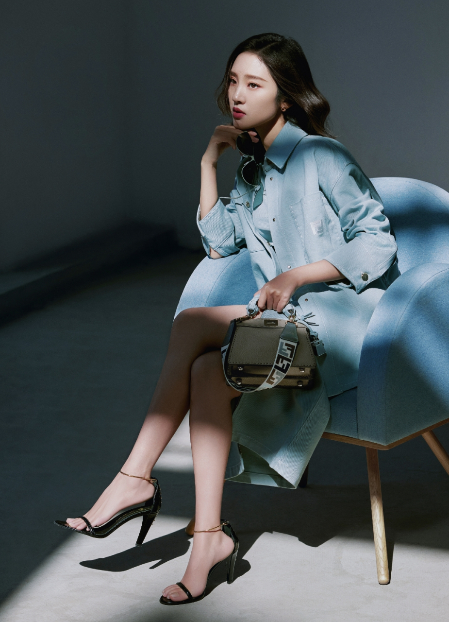 唐艺昕玉足太美了,这小脚丫光滑水嫩诱人至极!