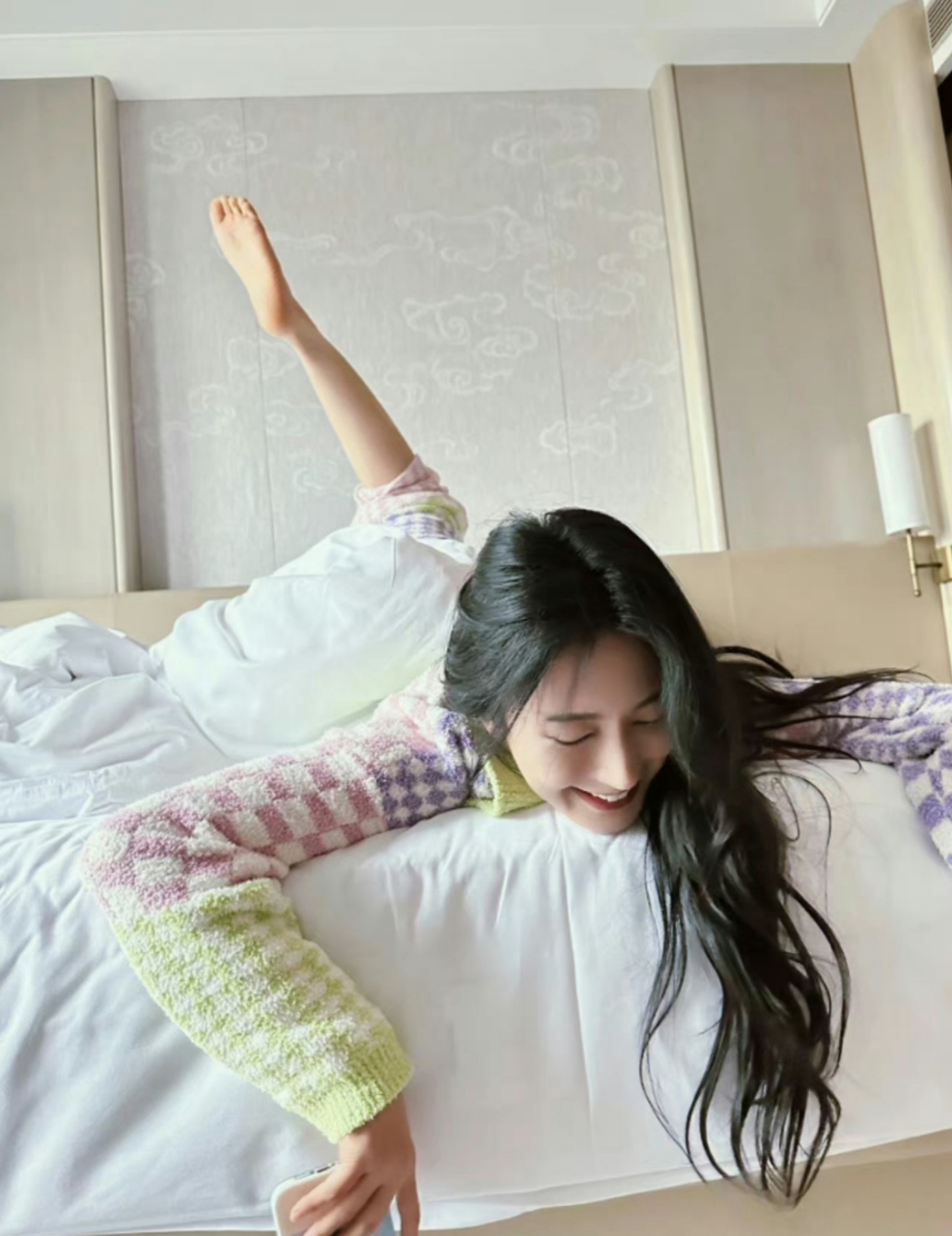 足控爱好者有福了,张俪性感小脚丫水嫩诱人,太美了!