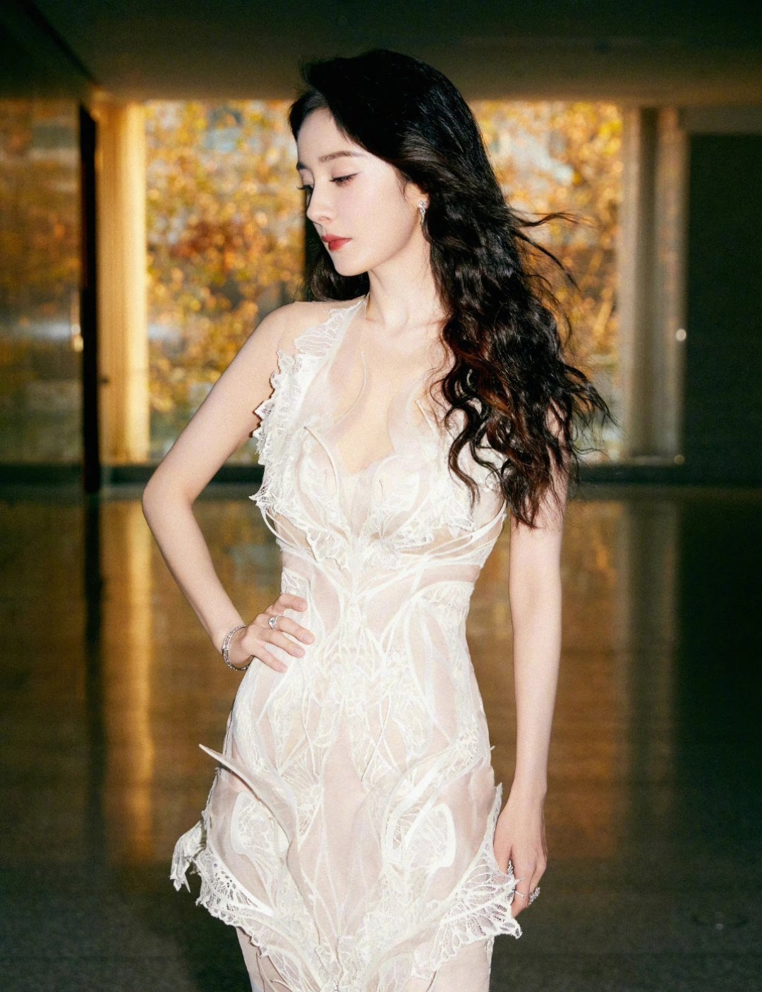 杨幂白色长裙写真,优雅妩媚,满满.@苏家小娱的动态