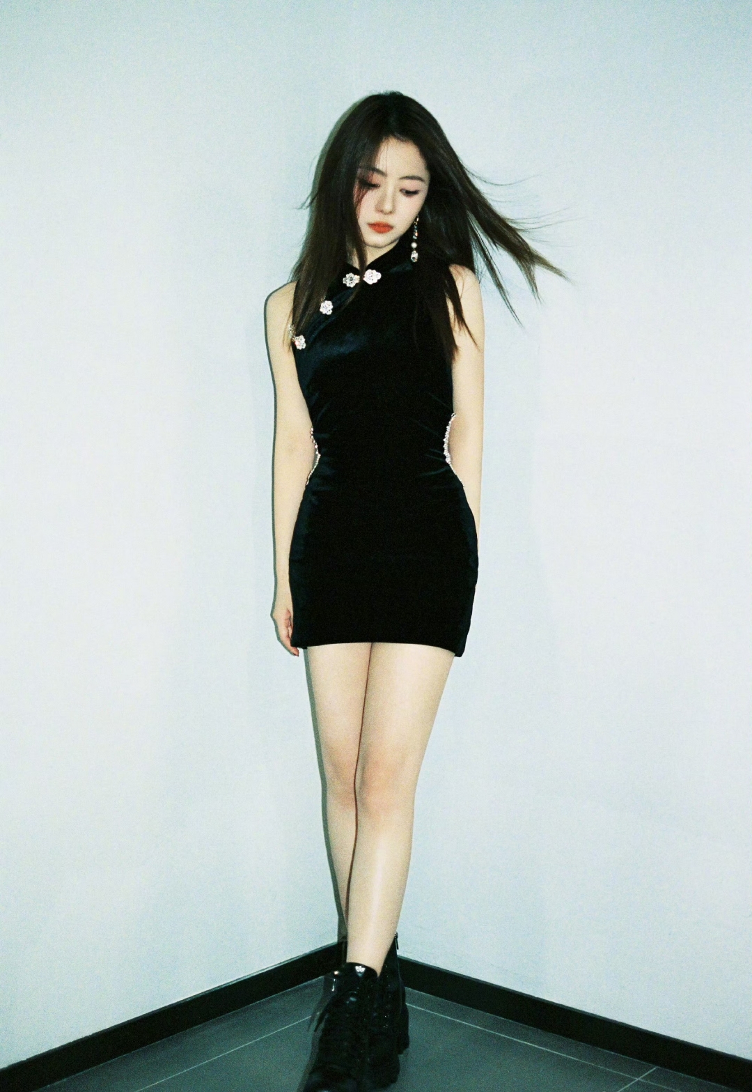 谭松韵黑色包臀裙写真,丰满身材迷人气质美爆了!