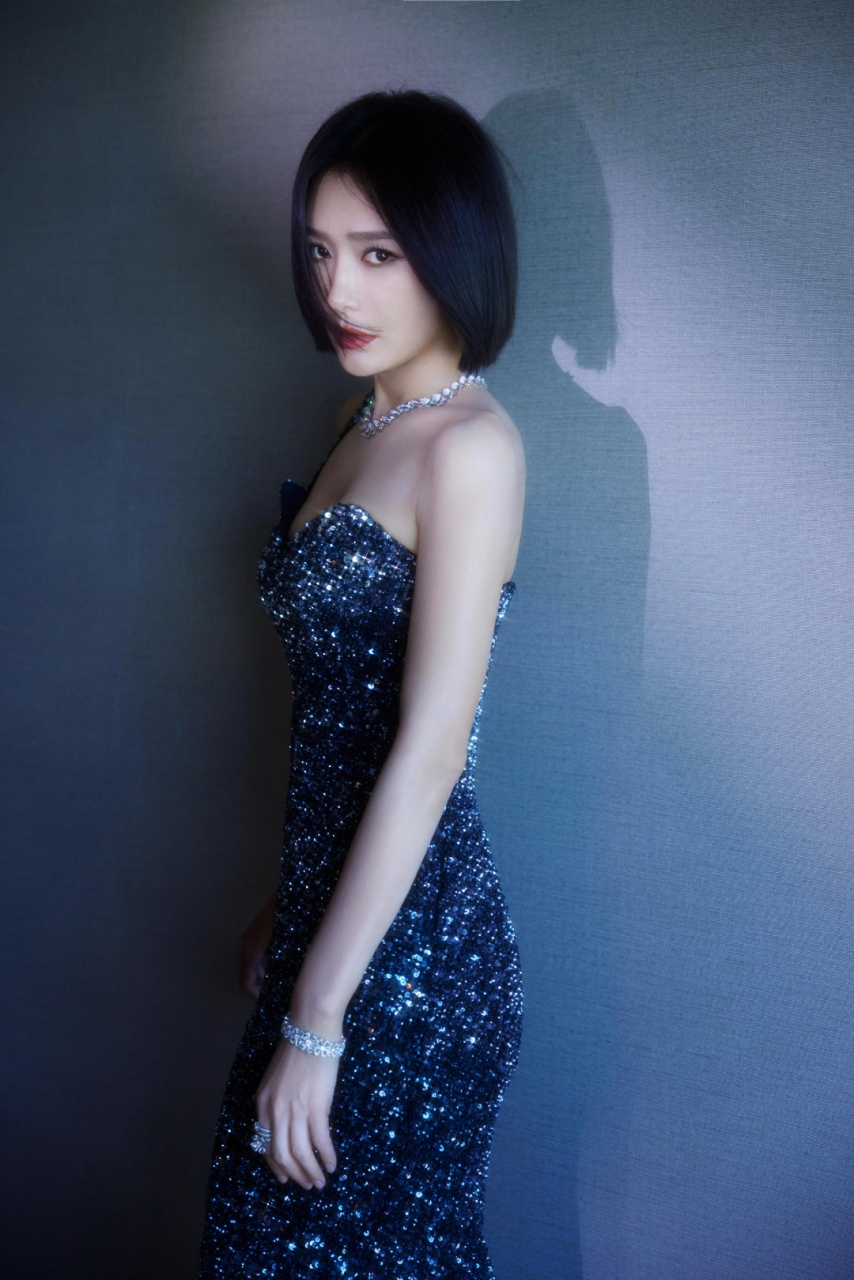 秦岚深蓝色抹胸裙写真,时刻散发着成熟女性的性感和美,好羡慕大勋哥!