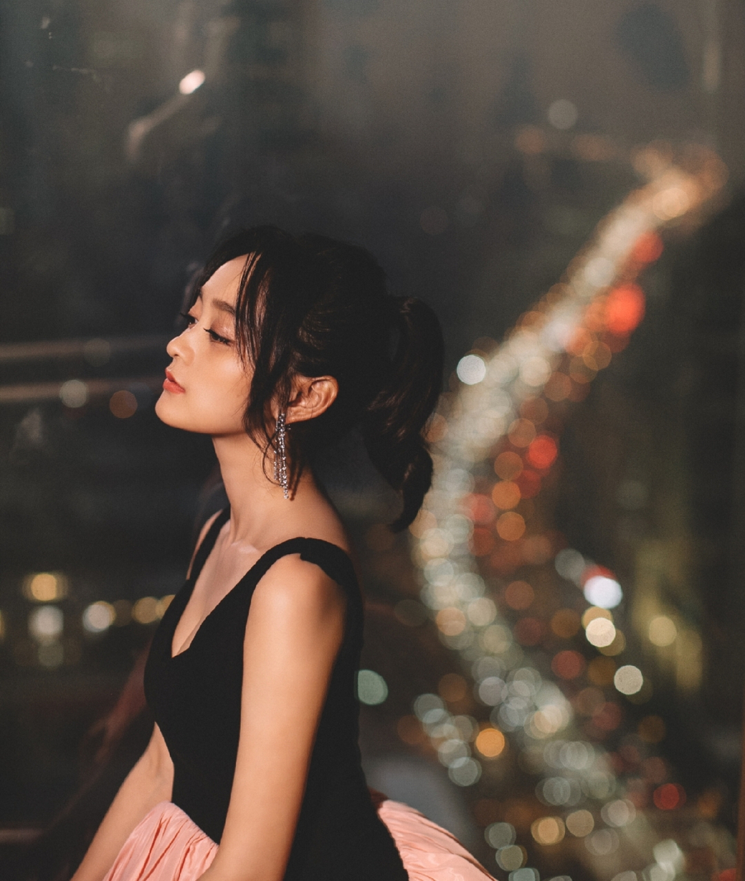 何泓姗这身材虽然达不到惊人的地步,但却非常诱人,尤其那一抹风情,太